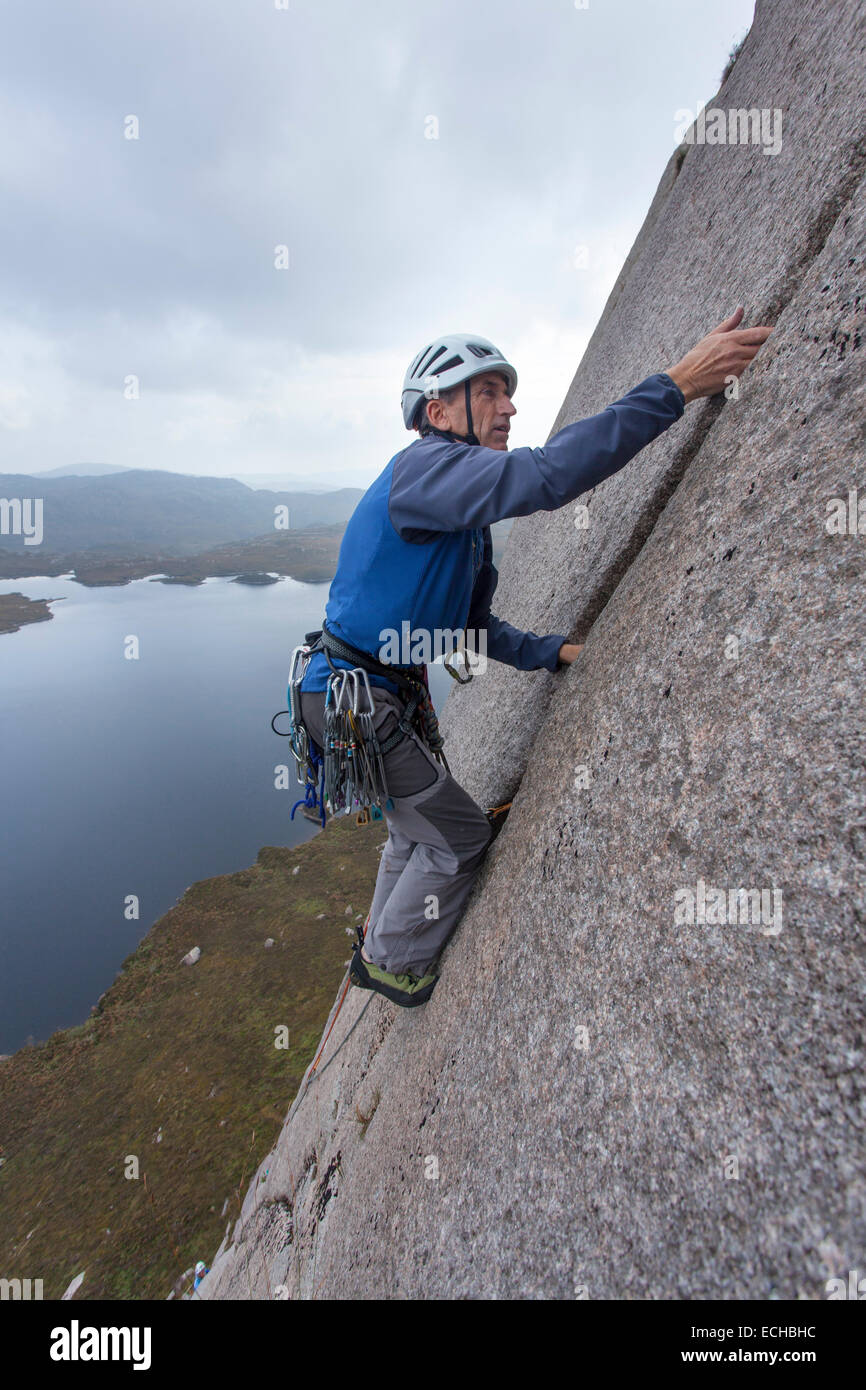 Geoff Thomas Klettern auf klassische Wiederbelebung (HVS 4c, 5a, 4c), Lough Belshade, Bluestack Mountains, County Donegal, Irland. Stockfoto