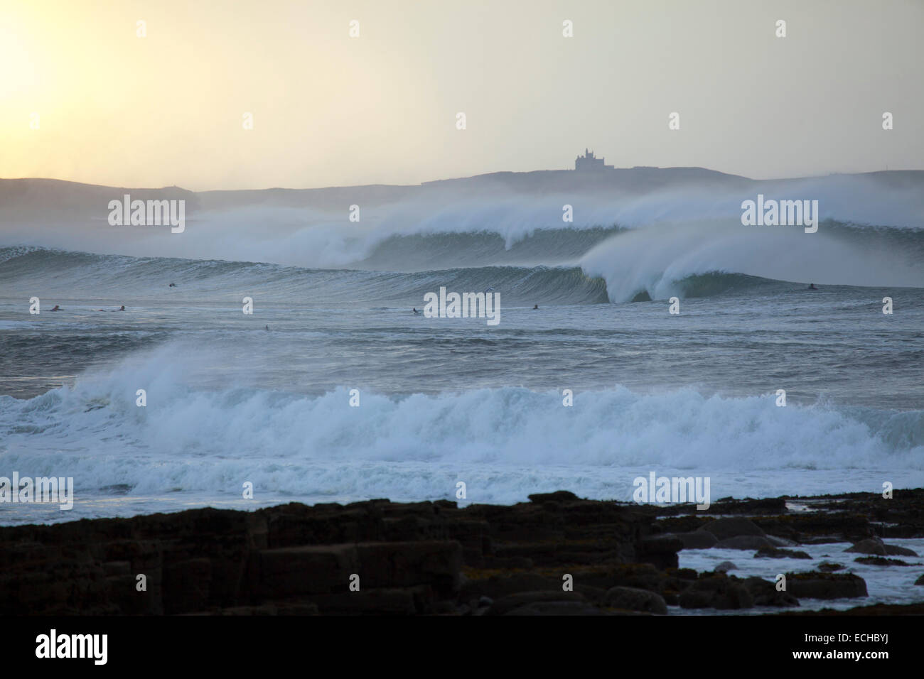 Große Wellen und Surfer in Donegal Bay, County Donegal, Irland. Stockfoto