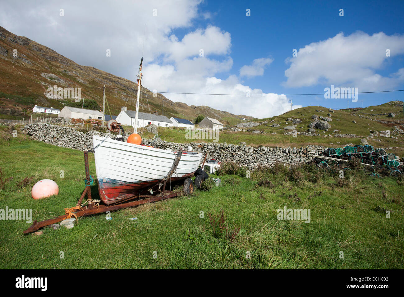 Angelboot/Fischerboot und Cottages im Muckross Head, County Donegal, Irland. Stockfoto