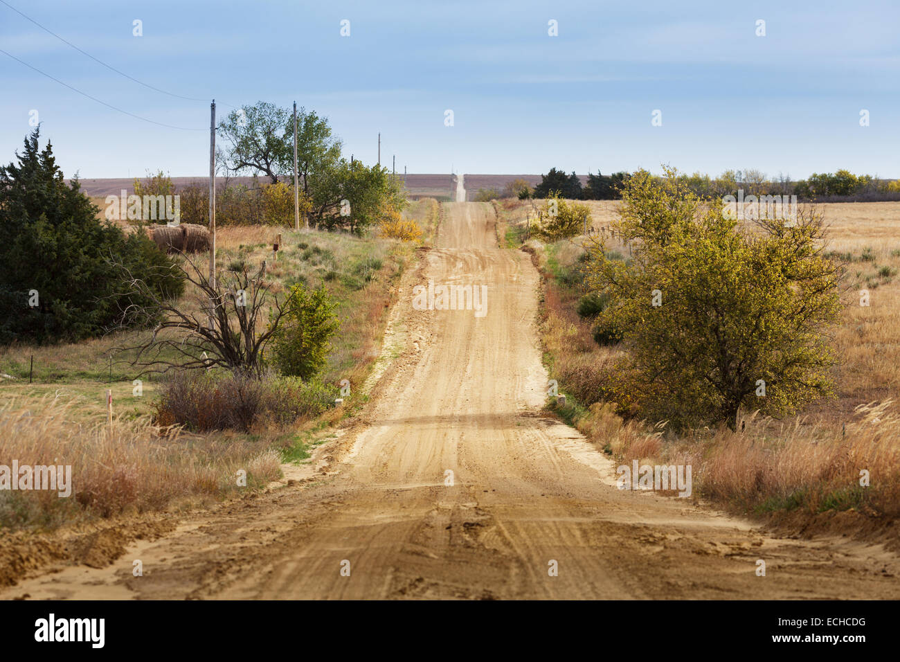 Unbefestigte Straßen durch Ebenen Land, Lincoln County, Kansas, USA Stockfoto