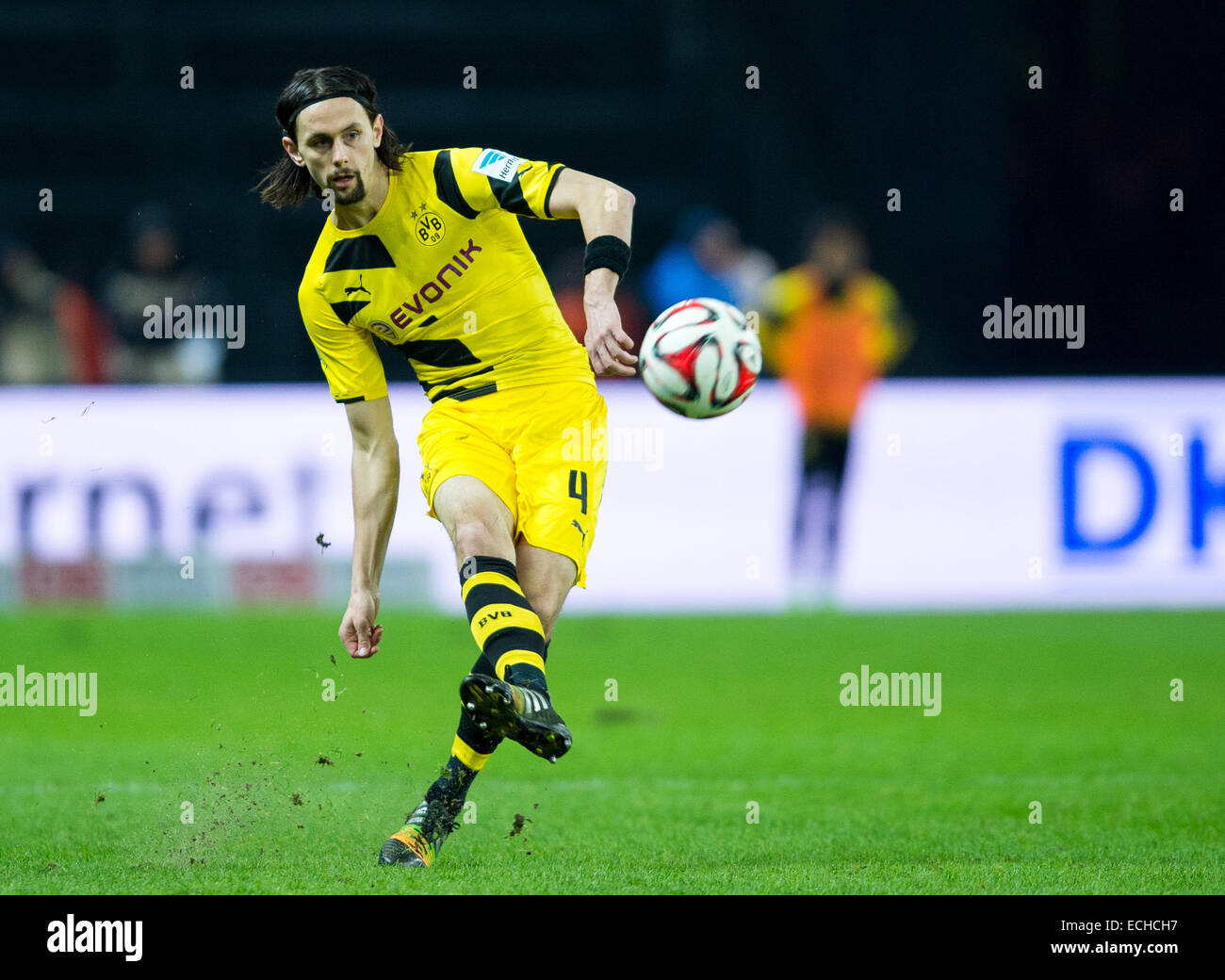 Berlin, Deutschland. 13. Dezember 2014. Dortmunds Neven Subotic spielt den Ball in der deutschen Bundesliga-Fußballspiel zwischen Hertha BSC und Borussia Dortmund am Olympiastadion in Berlin, Deutschland, 13. Dezember 2014. Foto: Lukas Schulze/Dpa/Alamy Live News Stockfoto