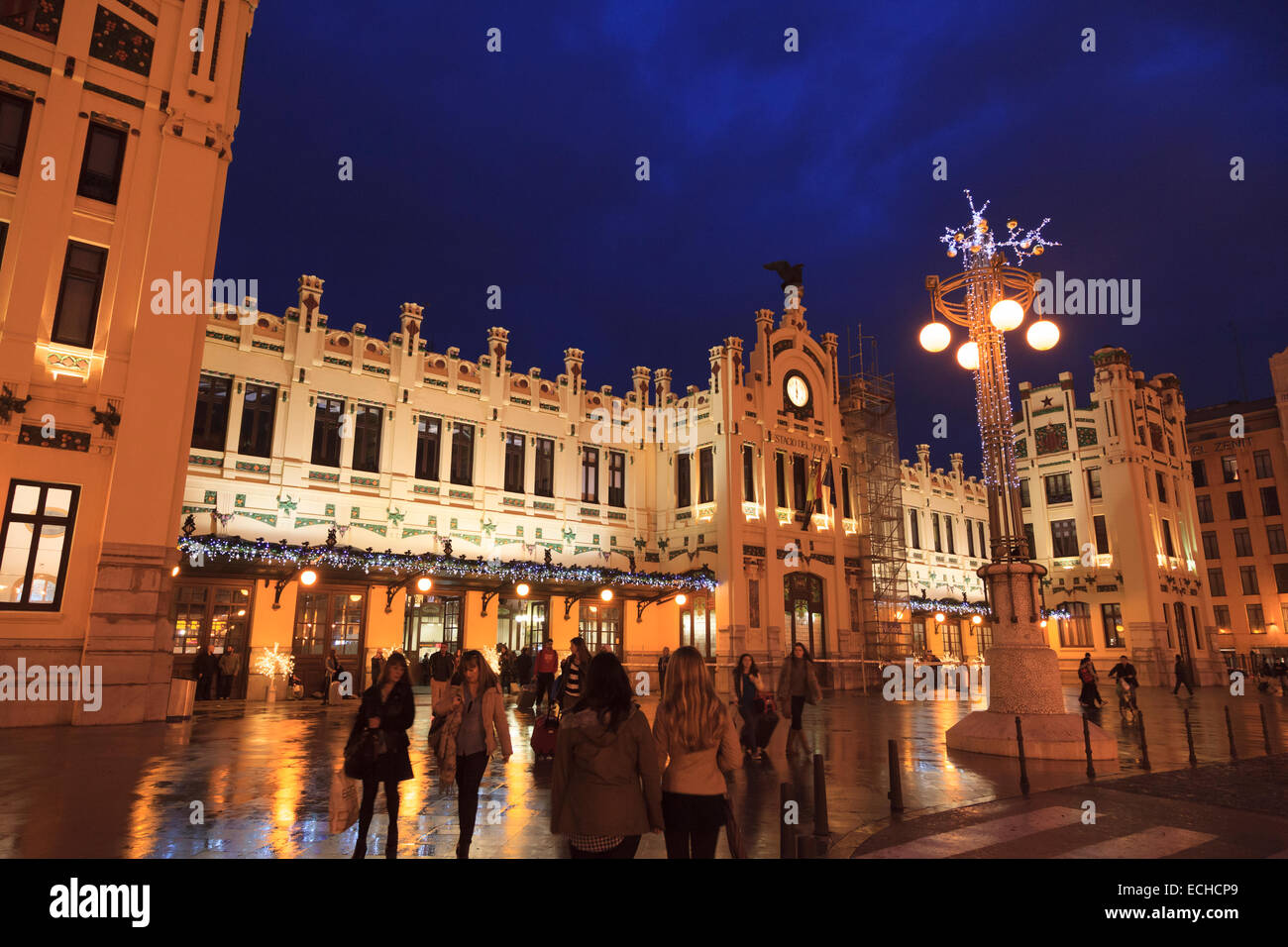 An einem regnerischen Abend beleuchtet Einreise auf das äußere des Hauptbahnhof Estacio del Nord in Valencia Stockfoto