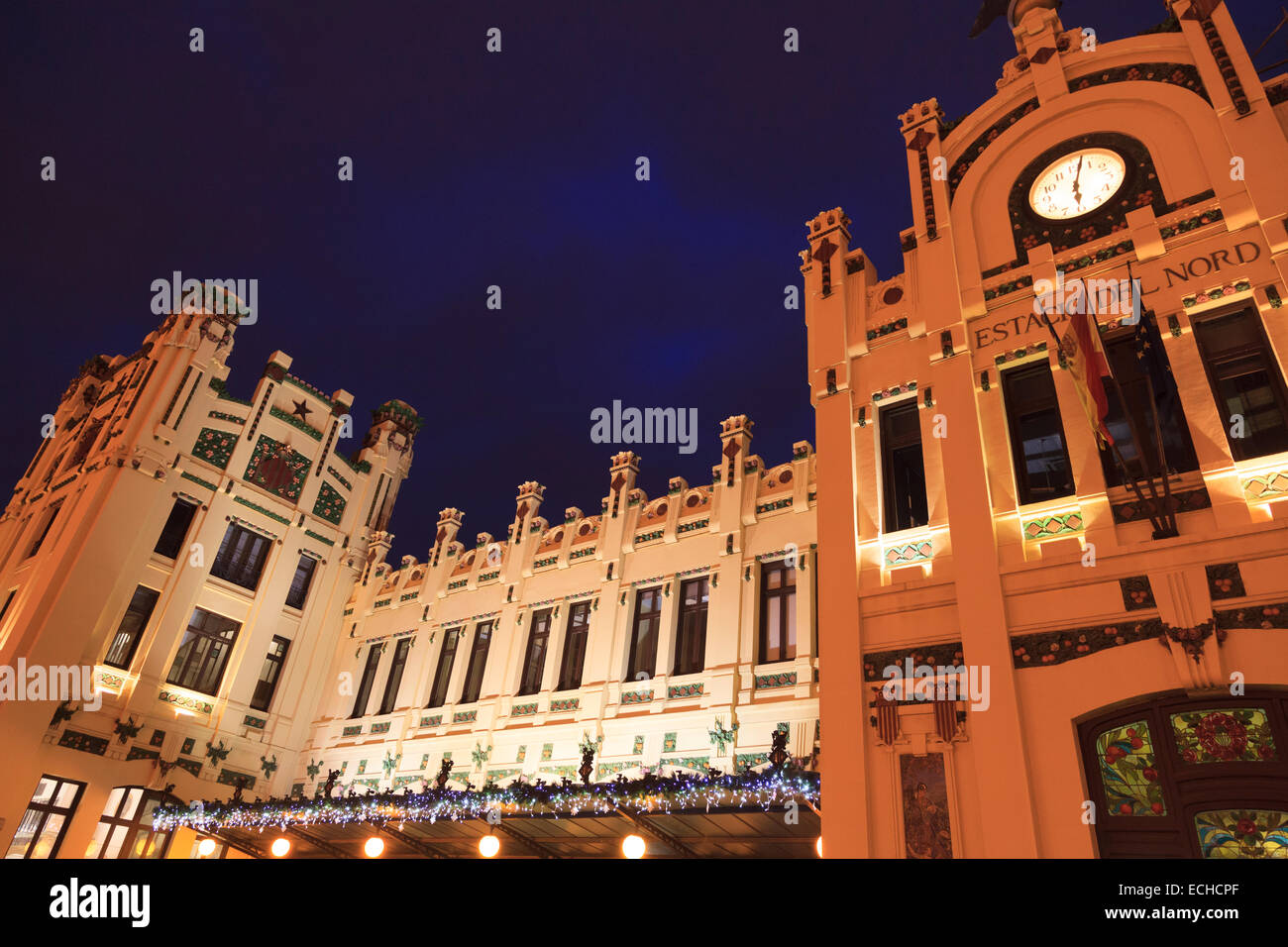 Außenseite des Hauptbahnhof Estacio del Nord in Valencia beleuchtet in einer regnerischen Nacht Stockfoto