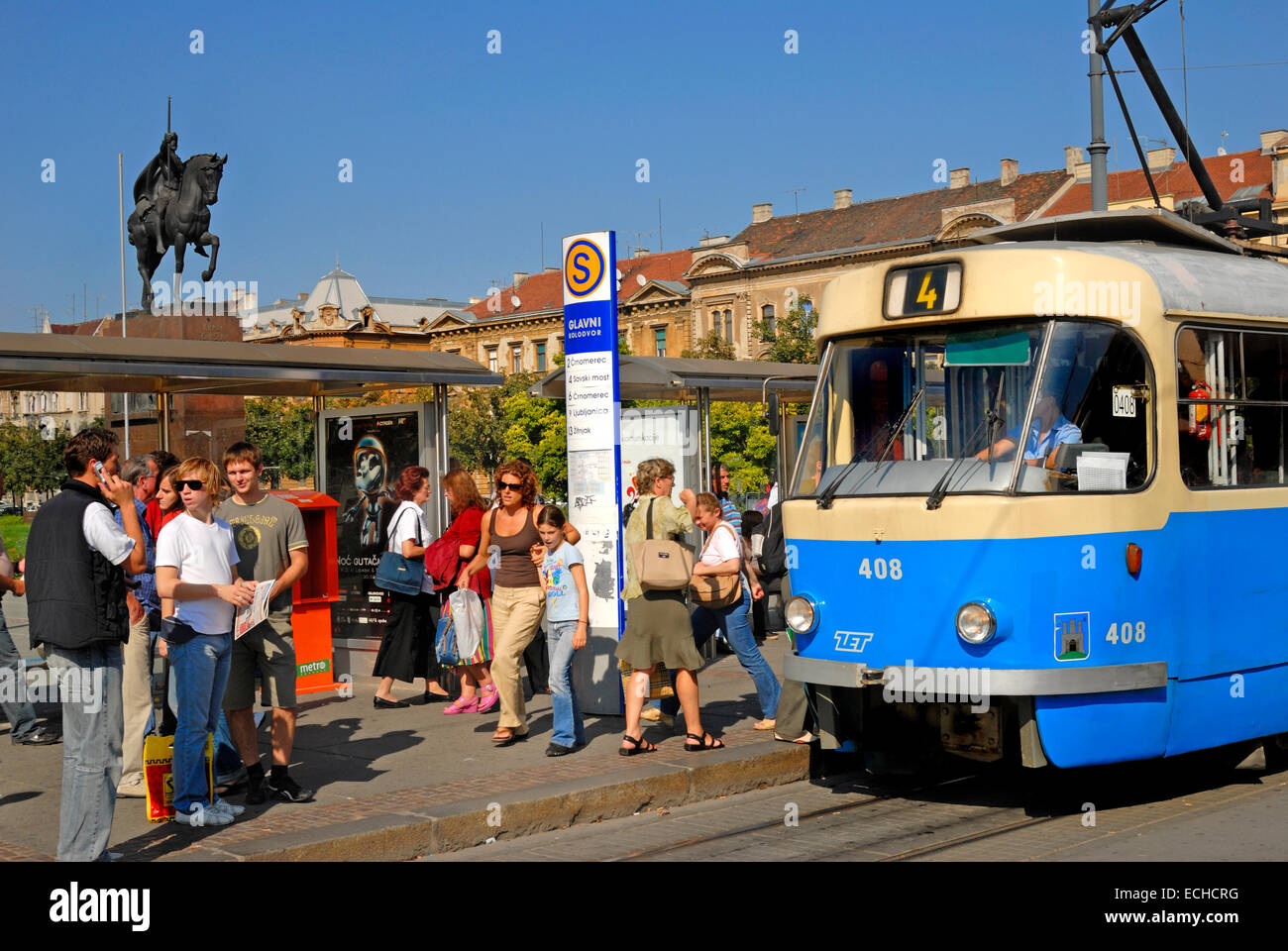 Zagreb, Kroatien. Straßenbahnhaltestelle am Hauptbahnhof Bahnhof Straßenbahn Statue von König Tomislav in Trg Kralja Tomislava Stockfoto