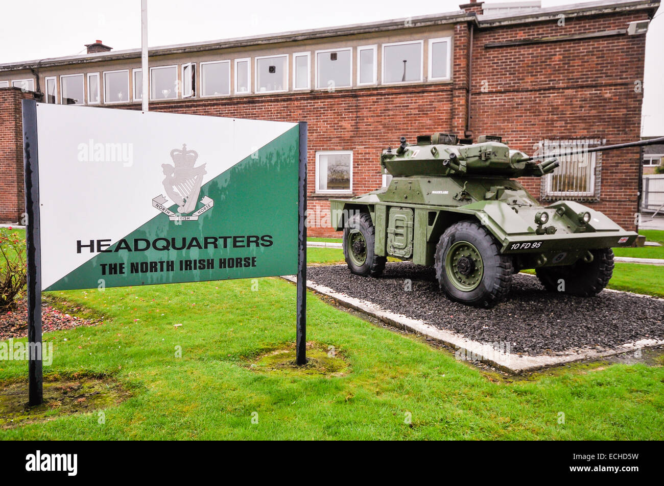 Leichte gepanzerte Fahrzeug vor dem Sitz des irischen Pferdes Nord Stockfoto