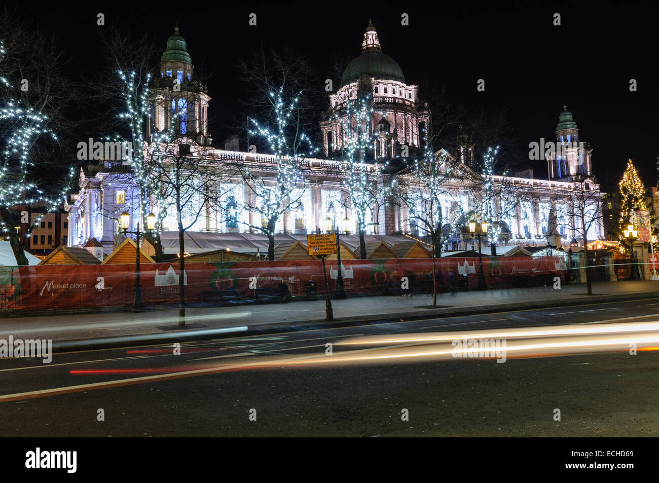 Weihnachtsbeleuchtung in der Belfast City Hall Stockfoto
