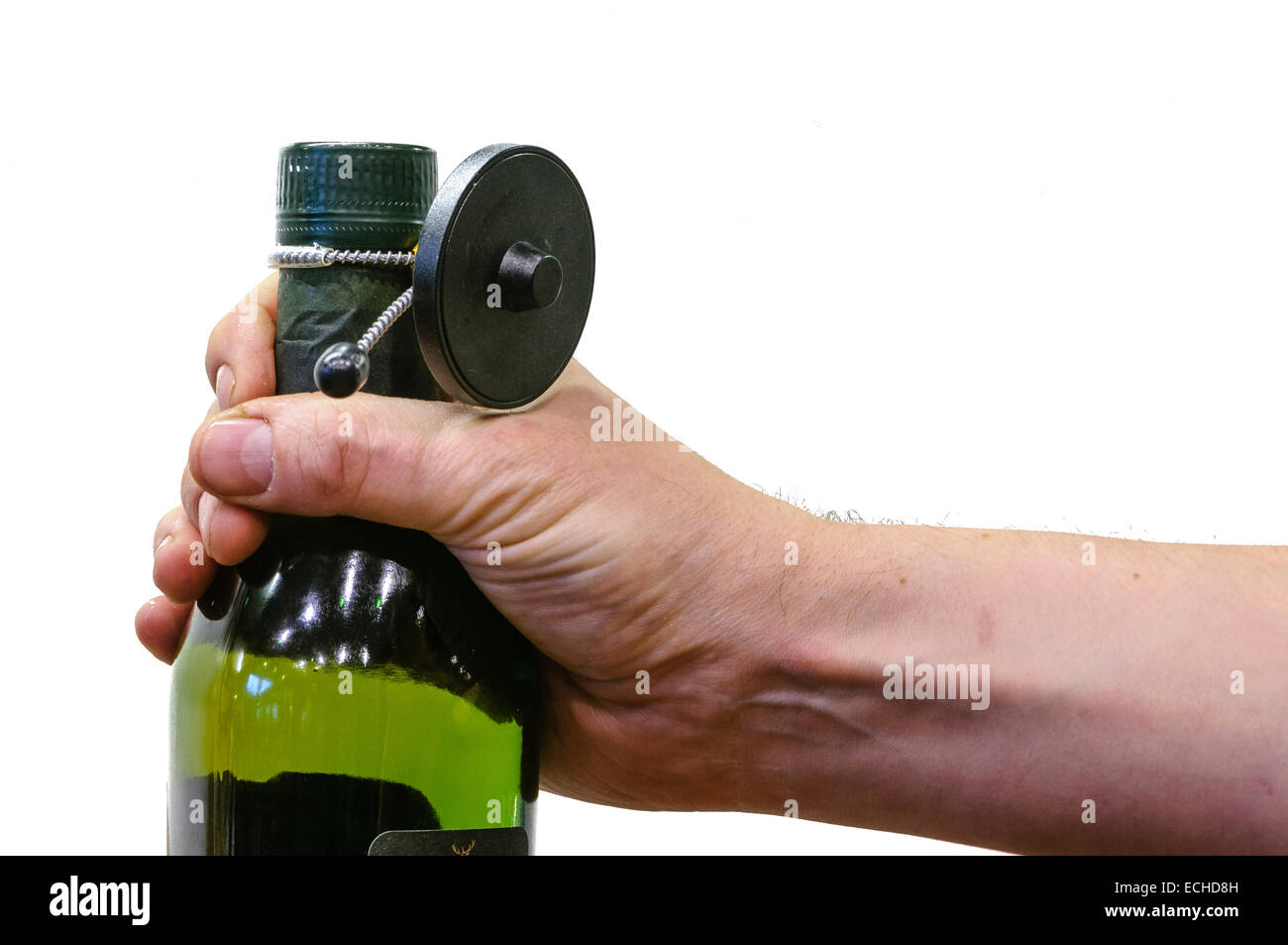 Ein Mann hebt eine Flasche Alkohol mit einem Shop-Sicherheit-tag Stockfoto