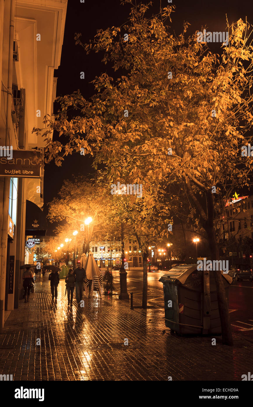 Nass und regnerisch Straßen von Valencia in der Nacht mit Straßenlaternen und Reflexionen Stockfoto