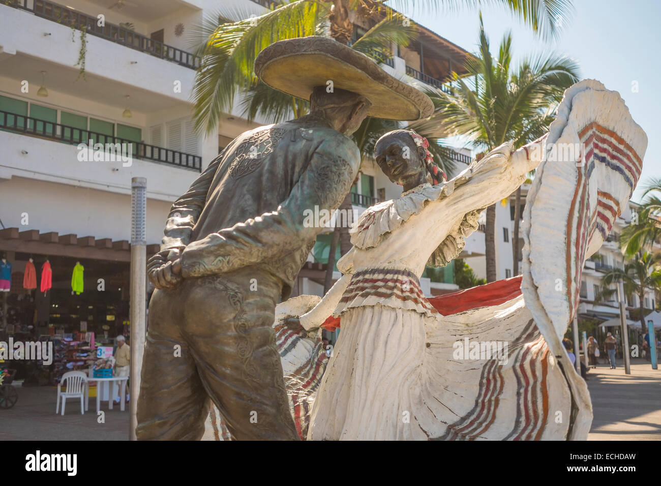 Puerto Vallarta, Mexiko - Statue des mexikanischen Paares, traditionell gekleidet, tanzen. Vallarta Tänzer. Am Malecon gelegen. Stockfoto