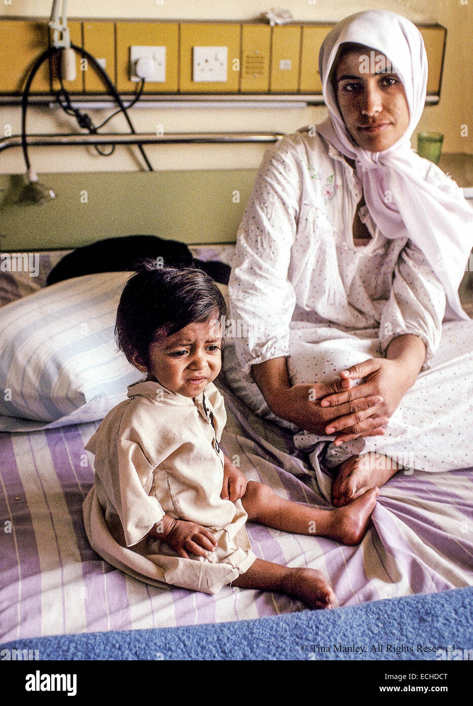 Muslimische Mutter und Baby in Saddam zentralen Lehrkrankenhaus in Bagdad, Irak.  Mehr Babys leiden an Durchfall, weil die Kläranlage im Golfkrieg zerstört wurde und unreines Wasser in Babynahrung verwendet wird.  Die einzige Medizin, die in den Krankenhäusern des Irak ist Glukose, eine Situation, die Schuld auf die UN-Sanktionen gegen den Irak.  Mütter mit Kindern im Krankenhaus bleiben und Essen von zu Hause mitbringen. Stockfoto