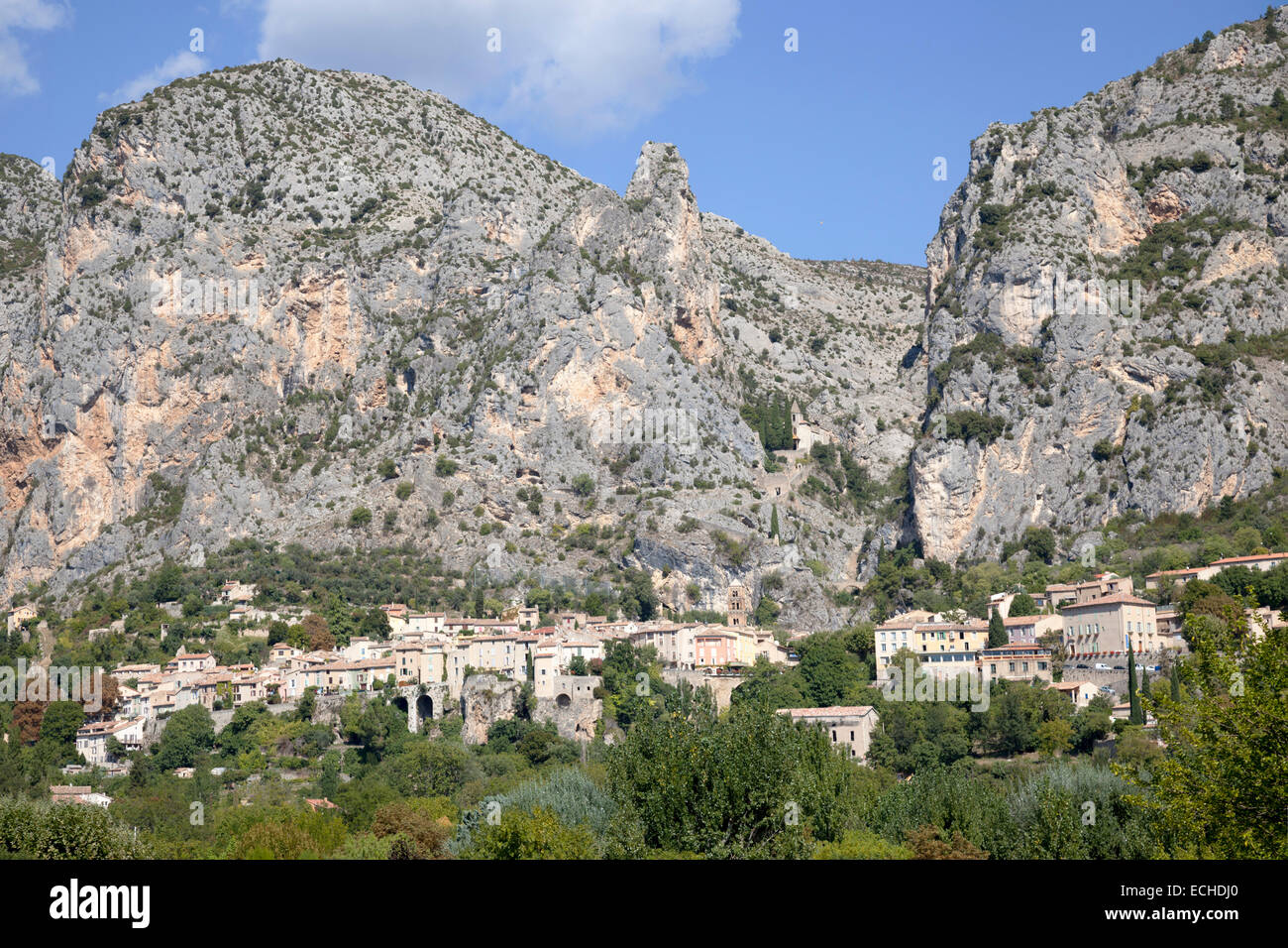 Eine Übersicht von Moustiers Sainte Marie, ein malerisches provenzalisches Dorf (Haute Provence Alpen - Frankreich). Moustiers Sainte-Marie. Stockfoto