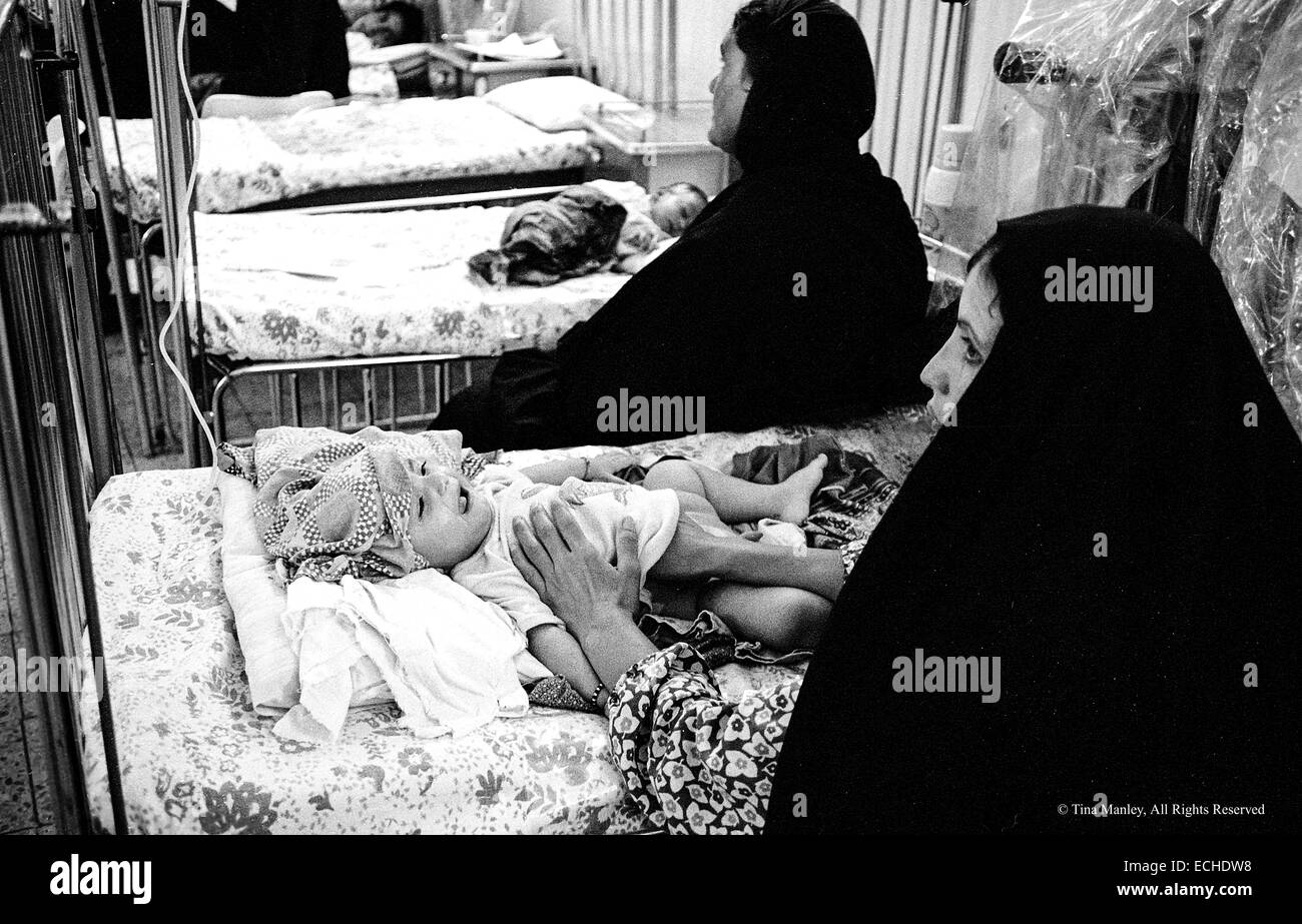 Mütter bleiben mit ihren Kindern in der Saddam Hussein Kinderklinik in Bagdad, Irak.  UN-Sanktionen zu verhindern, dass einige Medikamente.  Andere sind von der Regierung des Irak zurückgehalten. Stockfoto