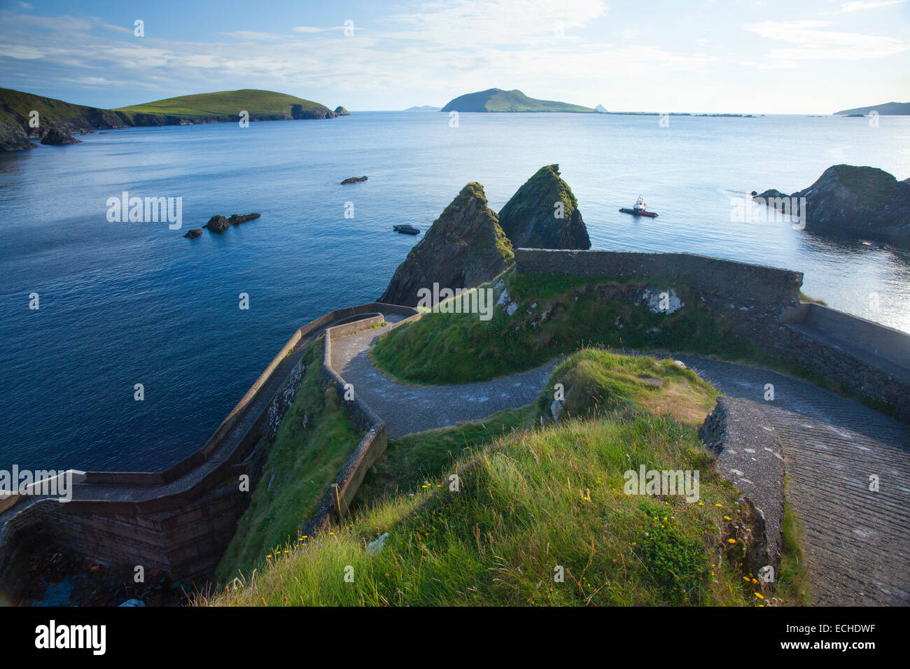 Schmale Straße absteigend nach Dunquin Harbour, dem Fährhafen für Great Blasket Island. Halbinsel Dingle, County Kerry, Irland. Stockfoto