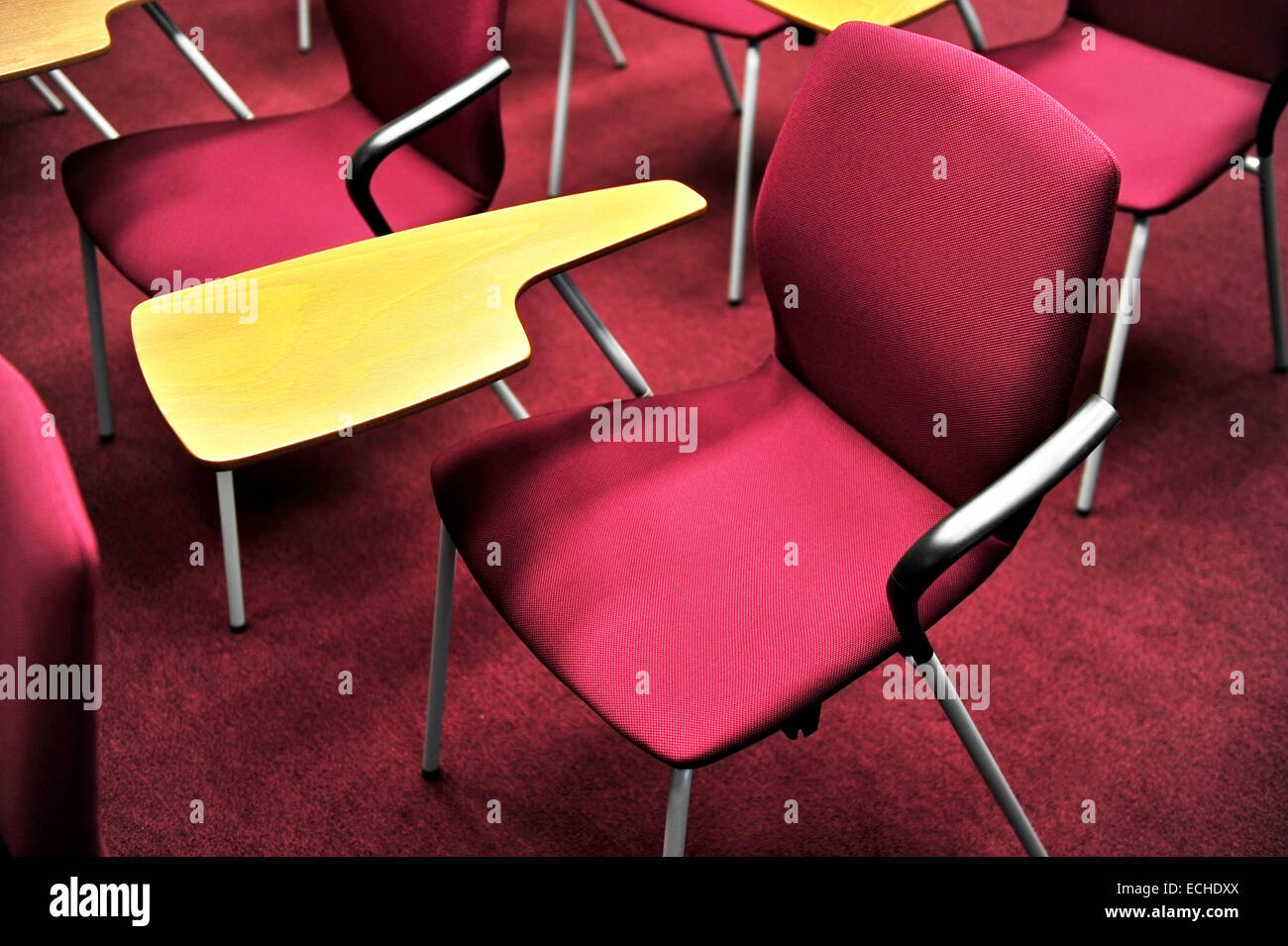 Leerer Stuhl mit hölzernen Schreibblock in einem Konferenzraum Stockfoto