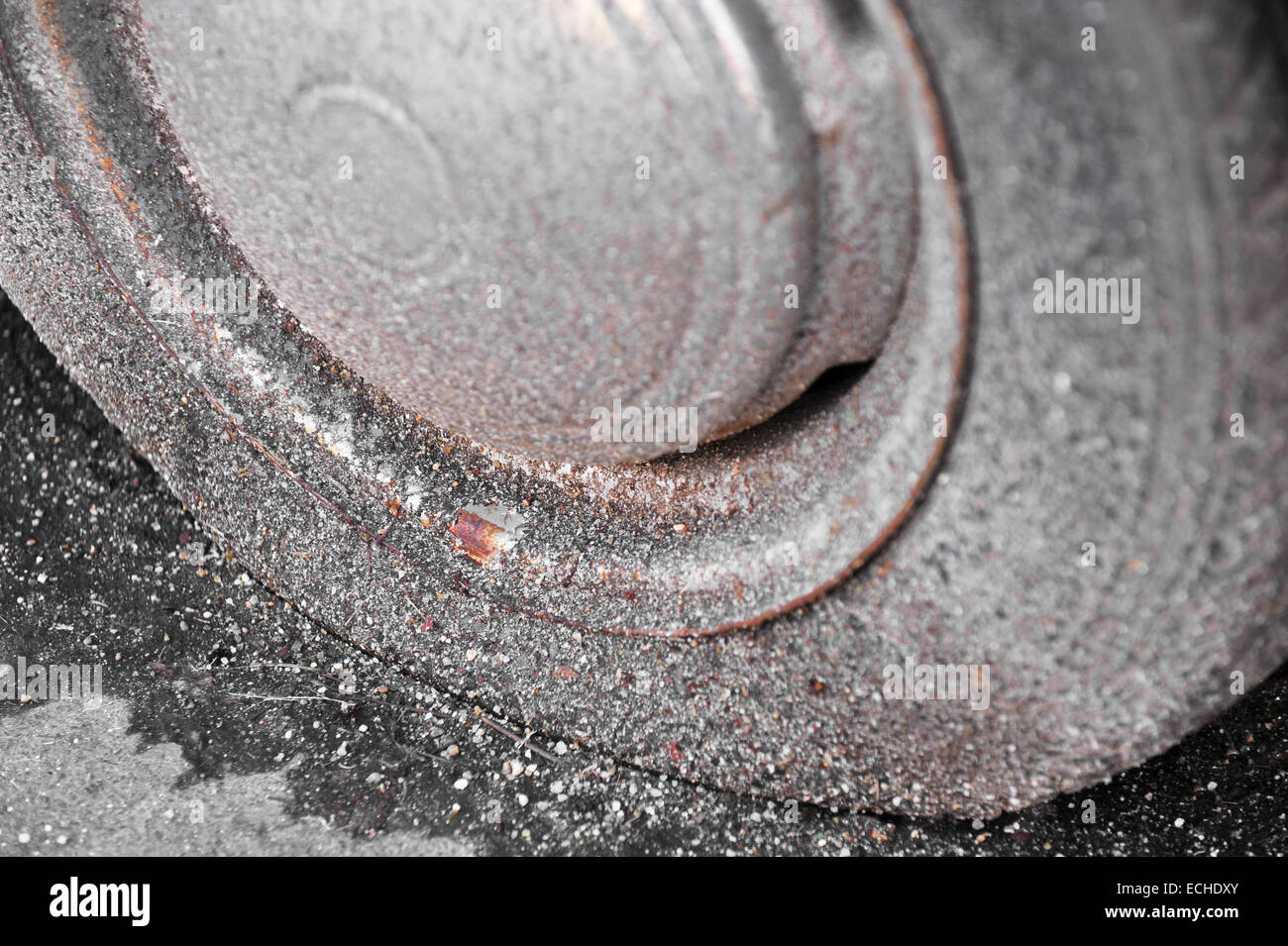 Detail mit einer Reifenpanne alt und rostig aus einem verlassenen Auto erschossen. Stockfoto