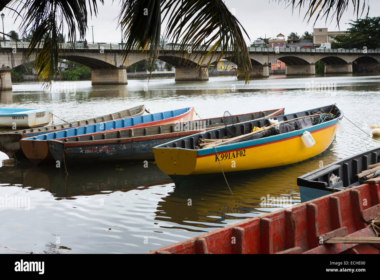 Mauritius, Mahebourg, Angelboote/Fischerboote vertäut am Ufer des Rivière La Chaux River Stockfoto