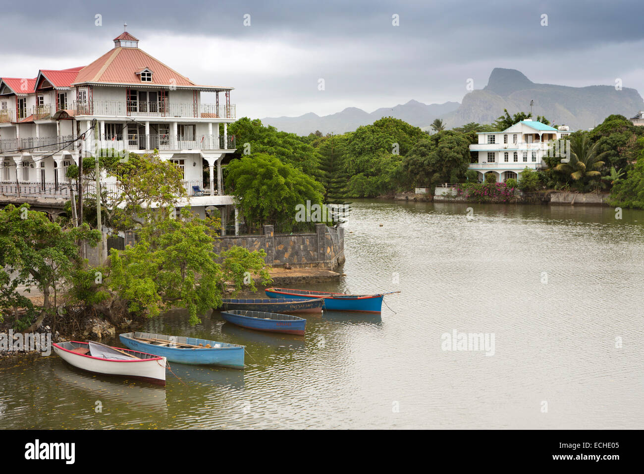 Mauritius, Mahebourg, am Flussufer Eigenschaften am Ufer des Rivière La Chaux River Stockfoto