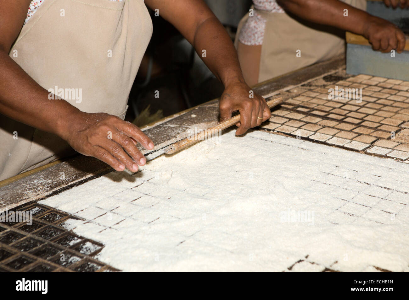 Mauritius, Mahebourg, Biscuiterie Rault Maniok Biscuit Factory, Frau Backen verarbeitet Tapioka-mix Stockfoto