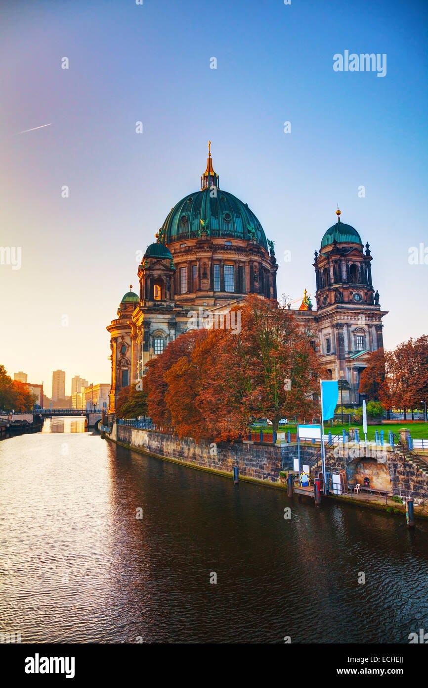 Berliner Dom-Kathedrale in Berlin, Deutschland bei Sonnenaufgang Stockfoto