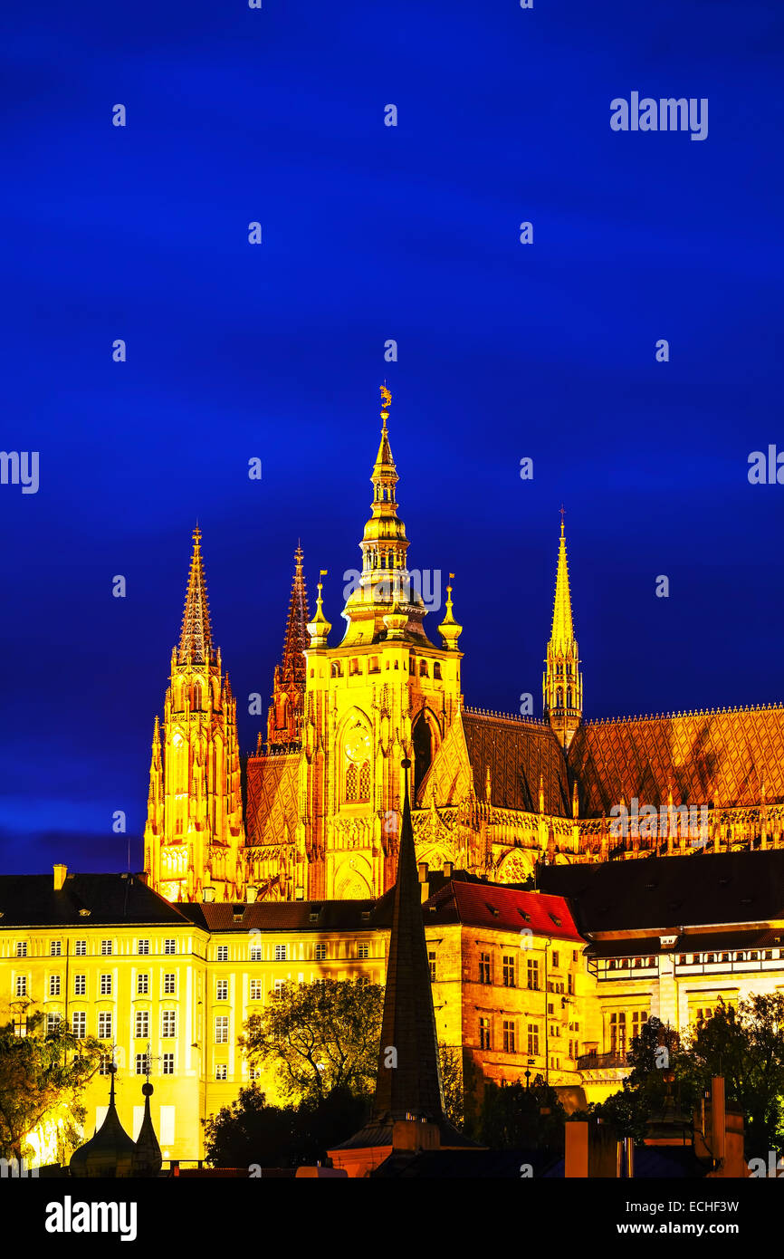 Die Pragerburg bei Nacht hautnah Stockfoto