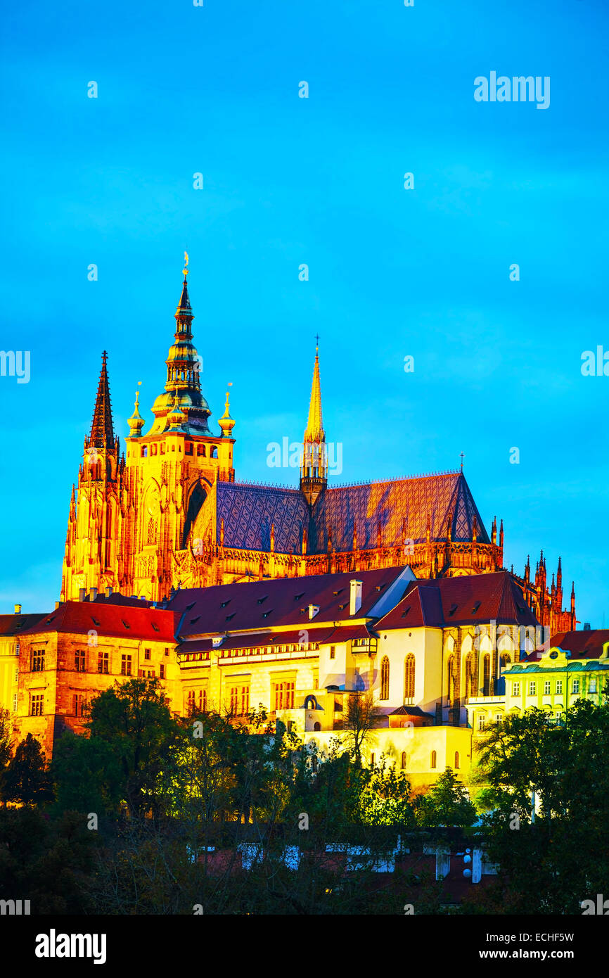 Die Pragerburg bei Nacht hautnah Stockfoto