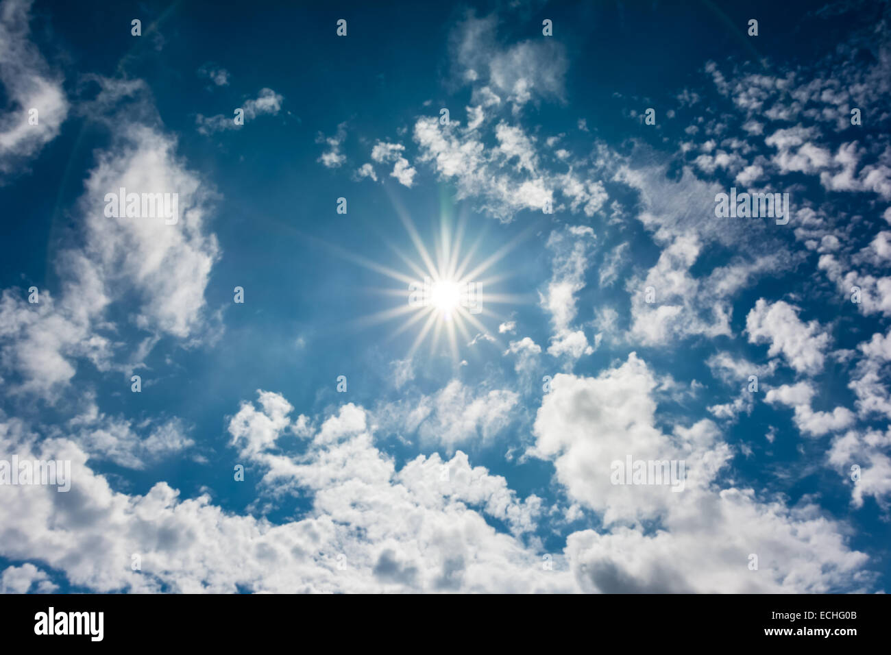 Blauen Sie Sommerhimmel mit Sonne und Wolken Stockfoto