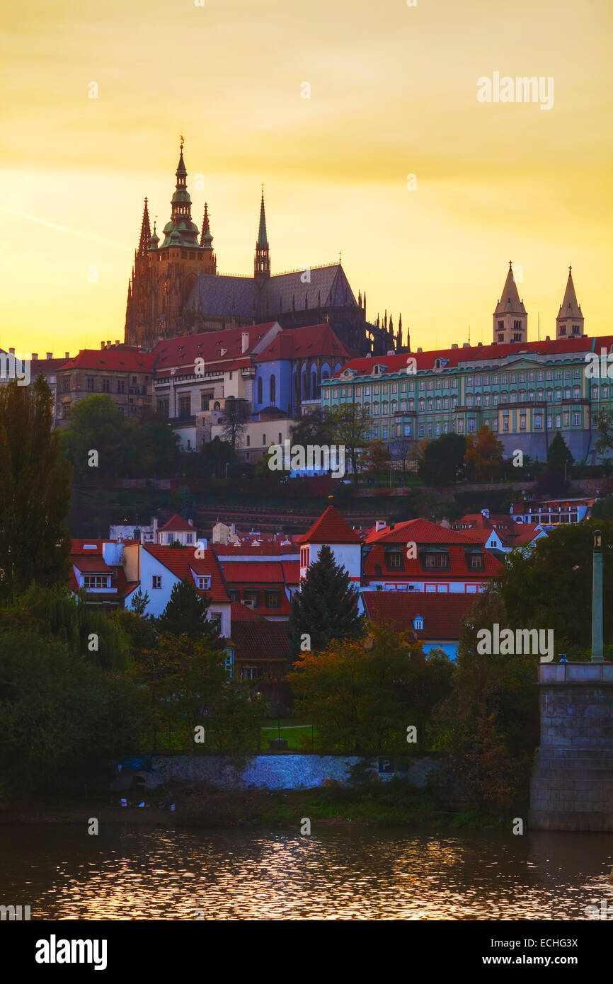 Alte Prager Stadtbild am Abend bei Sonnenuntergang Stockfoto