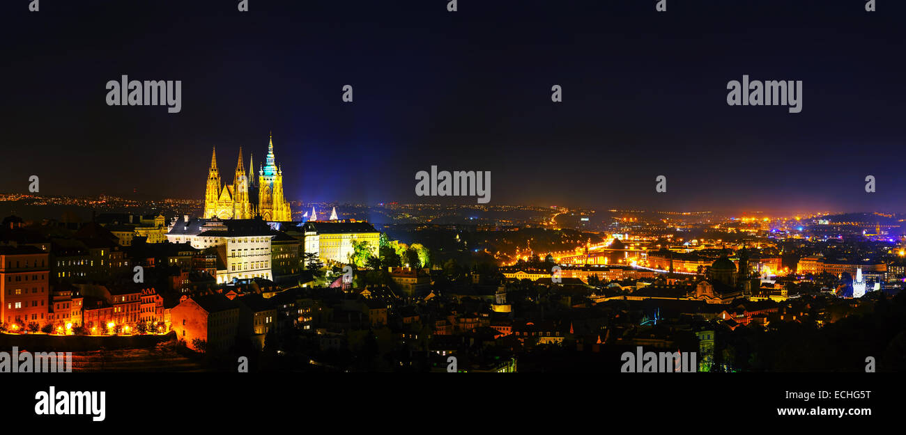 Panorama Überblick über Prag bei Nacht Stockfoto