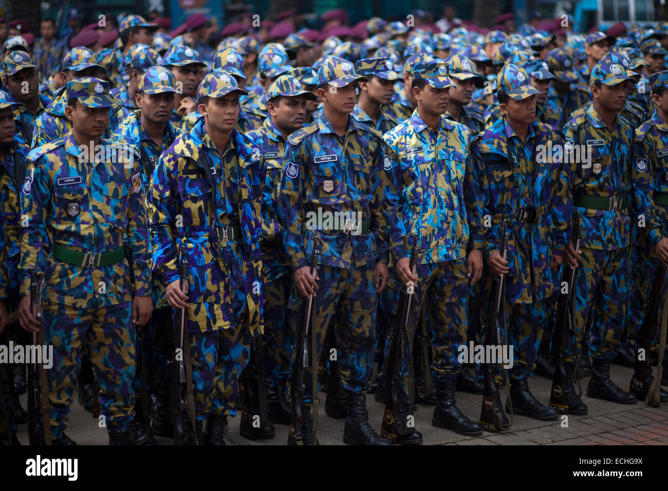 Dhaka, Bangladesch. 15. Dezember 2014. Bangladesch-Polizei bereitet sich vor nationalen Märtyrer-Denkmal, wo Tausende von Menschen, auf den Tag des Sieges treffen werden, der Befreiungskrieg Märtyrer zu huldigen. Jatiyo Sriti Shoudho oder nationalen Märtyrer Memorial ist das nationale Denkmal von Bangladesch ist das Symbol in die Erinnerung an die Tapferkeit und die Opferbereitschaft aller diejenigen, die ihr Leben in der Bangladesh Befreiung-Krieg von 1971, die Unabhängigkeit und Bangladesch von Pakistan getrennt. Das Denkmal befindet sich in Savar, ca. 35 km nordwestlich von der Hauptstadt Dhaka. © Zakir Hos Stockfoto