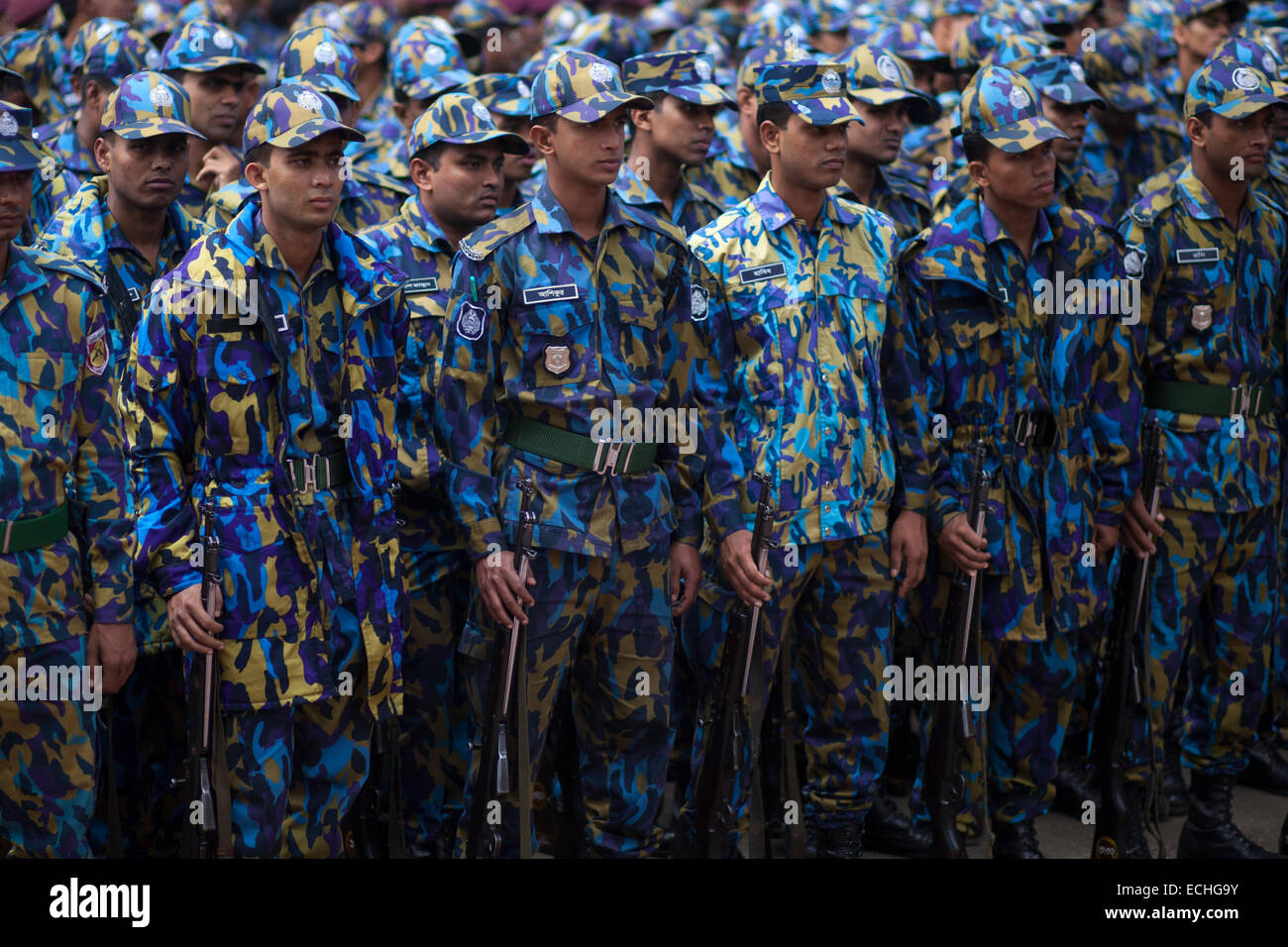 Dhaka, Bangladesch. 15. Dezember 2014. Bangladesch-Polizei bereitet sich vor nationalen Märtyrer-Denkmal, wo Tausende von Menschen, auf den Tag des Sieges treffen werden, der Befreiungskrieg Märtyrer zu huldigen. Jatiyo Sriti Shoudho oder nationalen Märtyrer Memorial ist das nationale Denkmal von Bangladesch ist das Symbol in die Erinnerung an die Tapferkeit und die Opferbereitschaft aller diejenigen, die ihr Leben in der Bangladesh Befreiung-Krieg von 1971, die Unabhängigkeit und Bangladesch von Pakistan getrennt. Das Denkmal befindet sich in Savar, ca. 35 km nordwestlich von der Hauptstadt Dhaka. © Zakir Hos Stockfoto