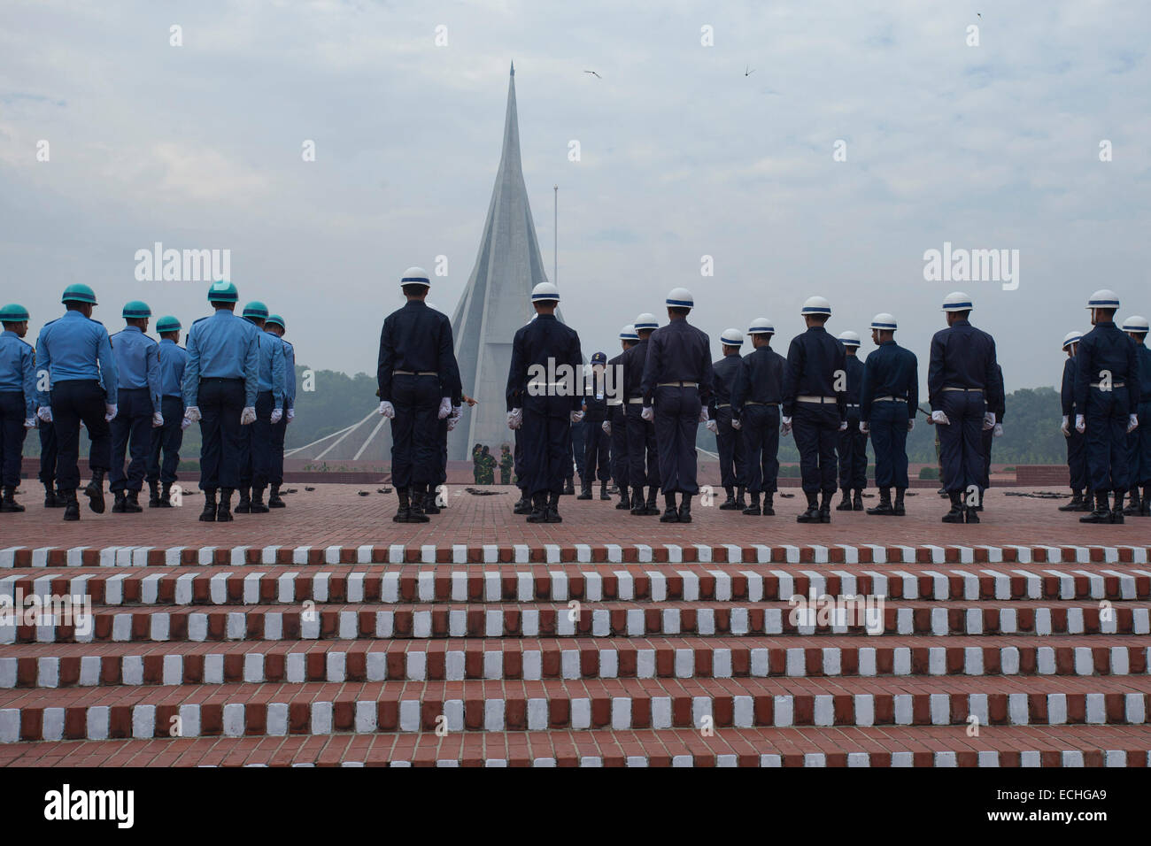 Dhaka, Bangladesch. 15. Dezember 2014. Besondere Kräfte bereiten sich vor nationalen Märtyrer-Denkmal, wo Tausende von Menschen, auf den Tag des Sieges treffen werden, der Befreiungskrieg Märtyrer zu huldigen. Jatiyo Sriti Shoudho oder nationalen Märtyrer Memorial ist das nationale Denkmal von Bangladesch ist das Symbol in die Erinnerung an die Tapferkeit und die Opferbereitschaft aller diejenigen, die ihr Leben in der Bangladesh Befreiung-Krieg von 1971, die Unabhängigkeit und Bangladesch von Pakistan getrennt. Das Denkmal befindet sich in Savar, ca. 35 km nordwestlich von der Hauptstadt Dhaka. © Zakir Hossai Stockfoto