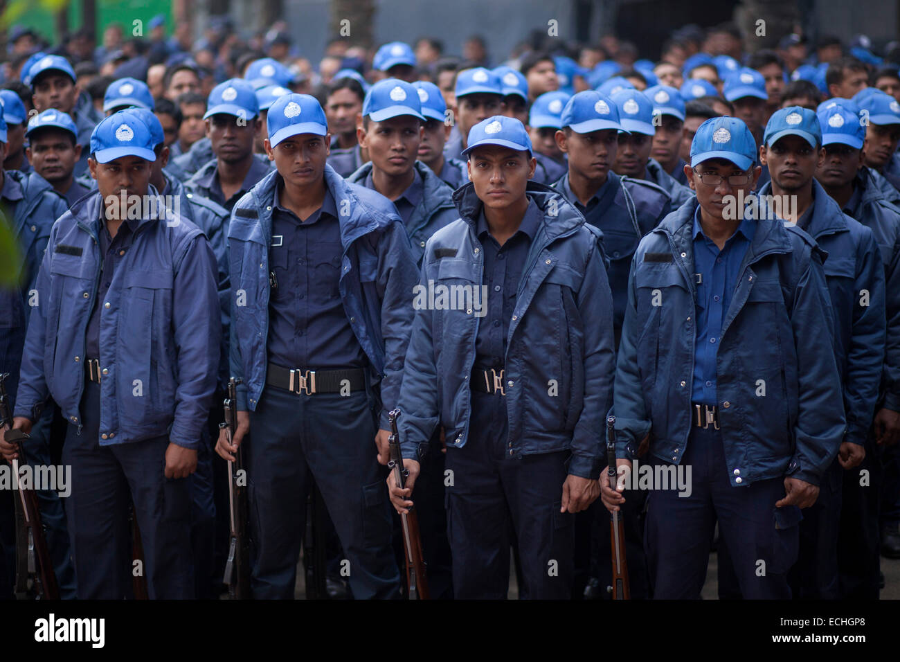 Dhaka, Bangladesch. 15. Dezember 2014. Bangladesch-Polizei bereitet sich vor nationalen Märtyrer-Denkmal, wo Tausende von Menschen, auf den Tag des Sieges treffen werden, der Befreiungskrieg Märtyrer zu huldigen. Jatiyo Sriti Shoudho oder nationalen Märtyrer Memorial ist das nationale Denkmal von Bangladesch ist das Symbol in die Erinnerung an die Tapferkeit und die Opferbereitschaft aller diejenigen, die ihr Leben in der Bangladesh Befreiung-Krieg von 1971, die Unabhängigkeit und Bangladesch von Pakistan getrennt. Das Denkmal befindet sich in Savar, ca. 35 km nordwestlich von der Hauptstadt Dhaka. © Zakir Hos Stockfoto