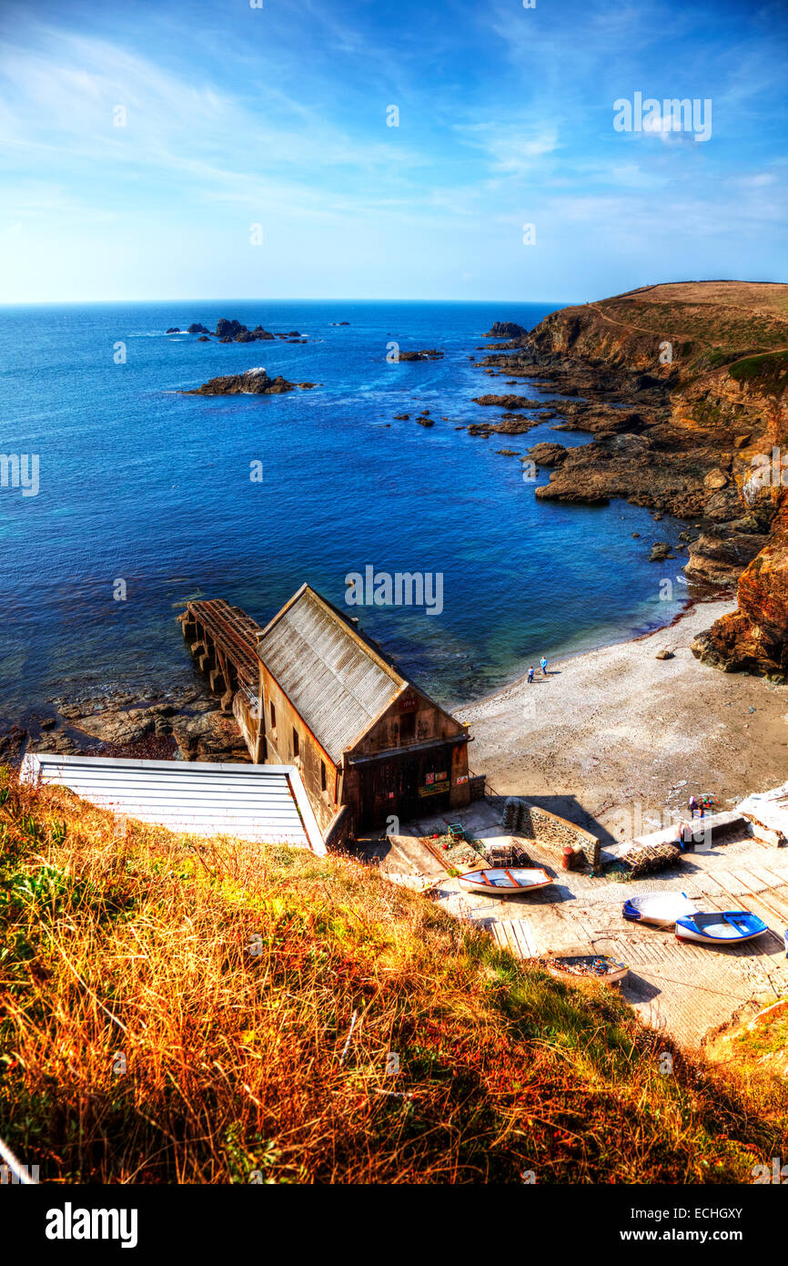 Lizard Halbinsel Bootshaus Slipanlage Cornwall zerklüftete Felsküste Küste Küste tide Blau des Meeres Stockfoto