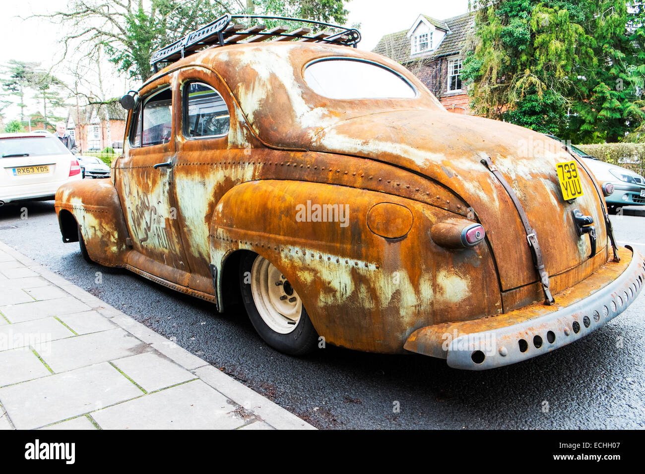 Altes, retro-auto mit rost auf dem metall. seitenansicht. rostige