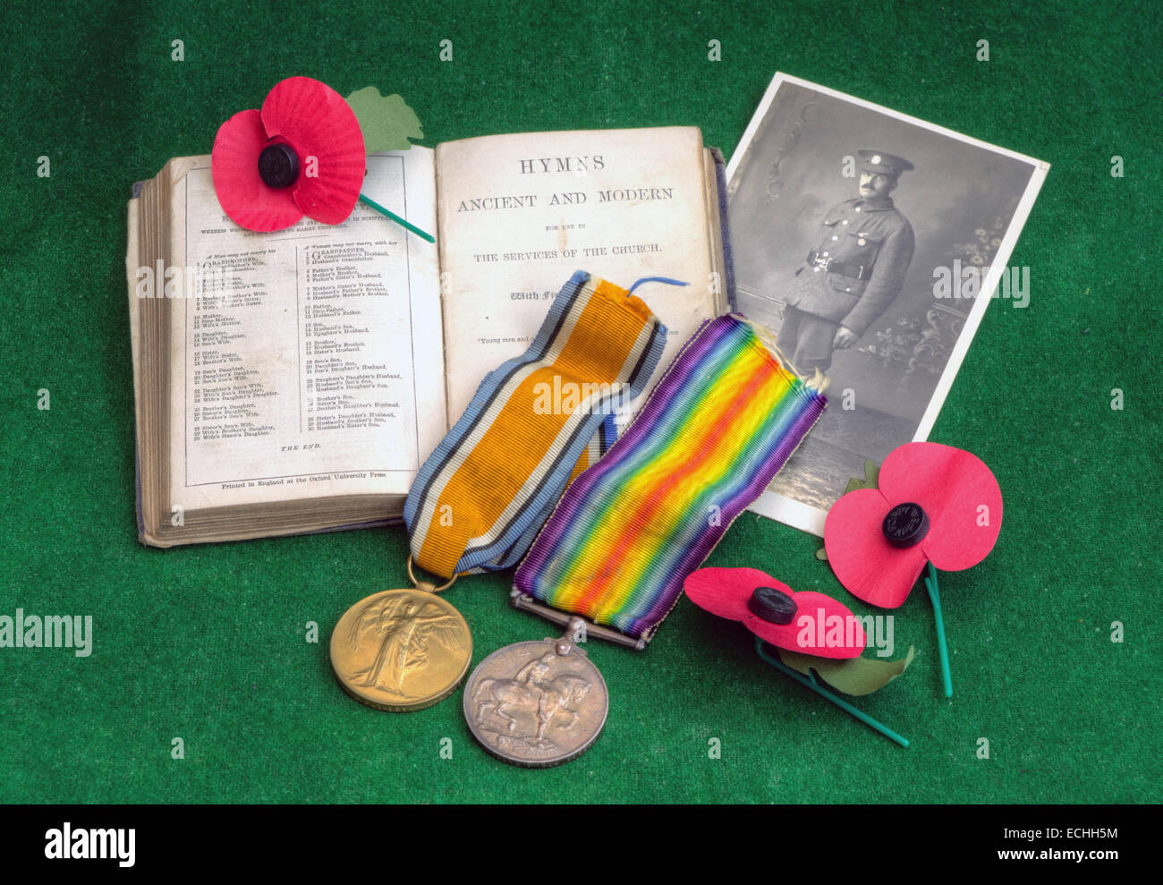 1. Weltkrieg Themen Stillleben zeigen ein Gebetbuch, altes Sepia Foto, Krieg Medaillen und Mohn. Stockfoto