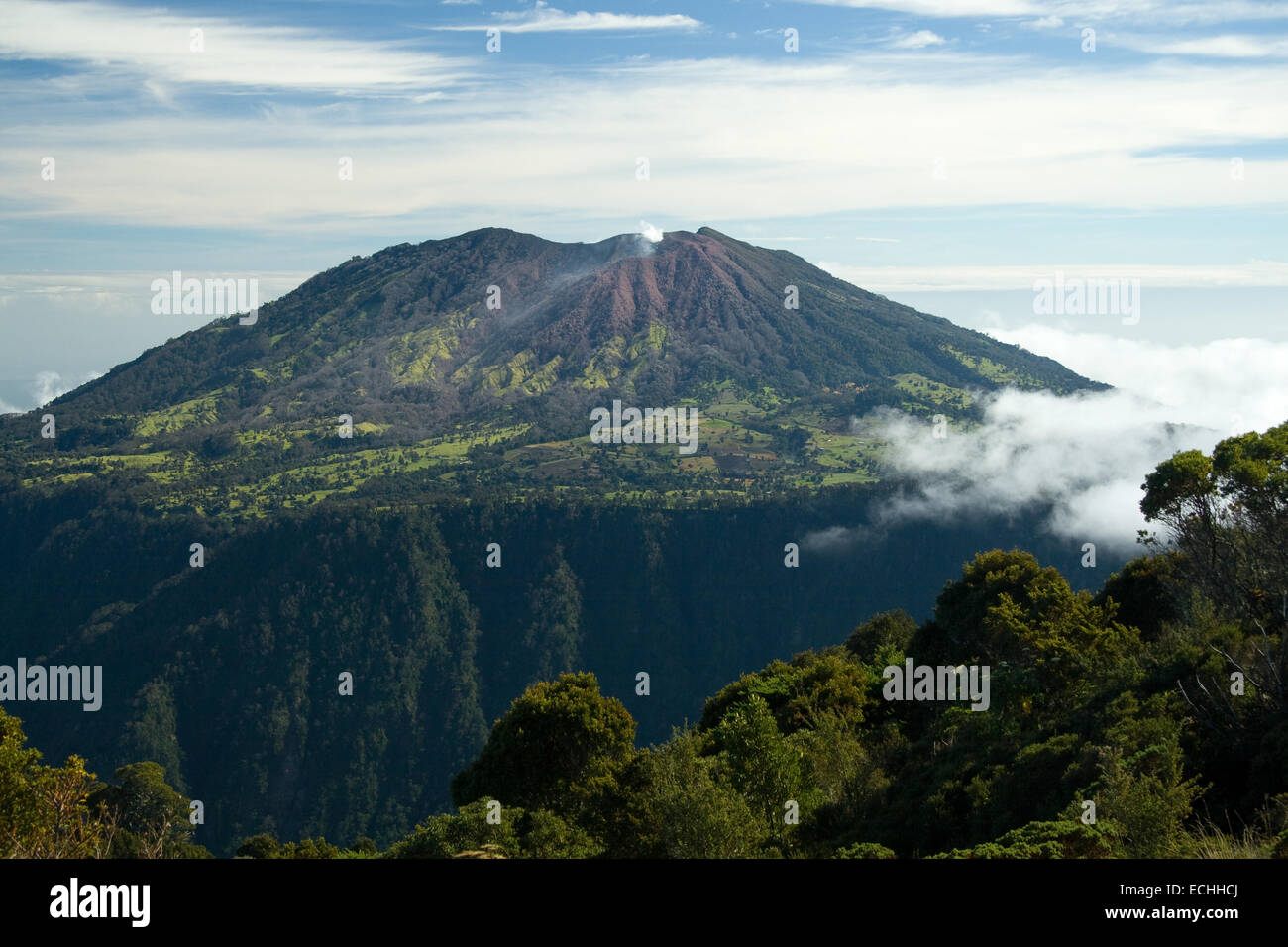 Malerische Aussicht auf den Vulkan auf Island von Costa Rica mit Wolkengebilde Hintergrund. Stockfoto