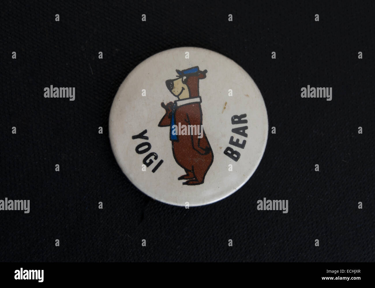 Revers-Abzeichen, die Förderung der Cartoon Charakter Yogi Bär Stockfoto
