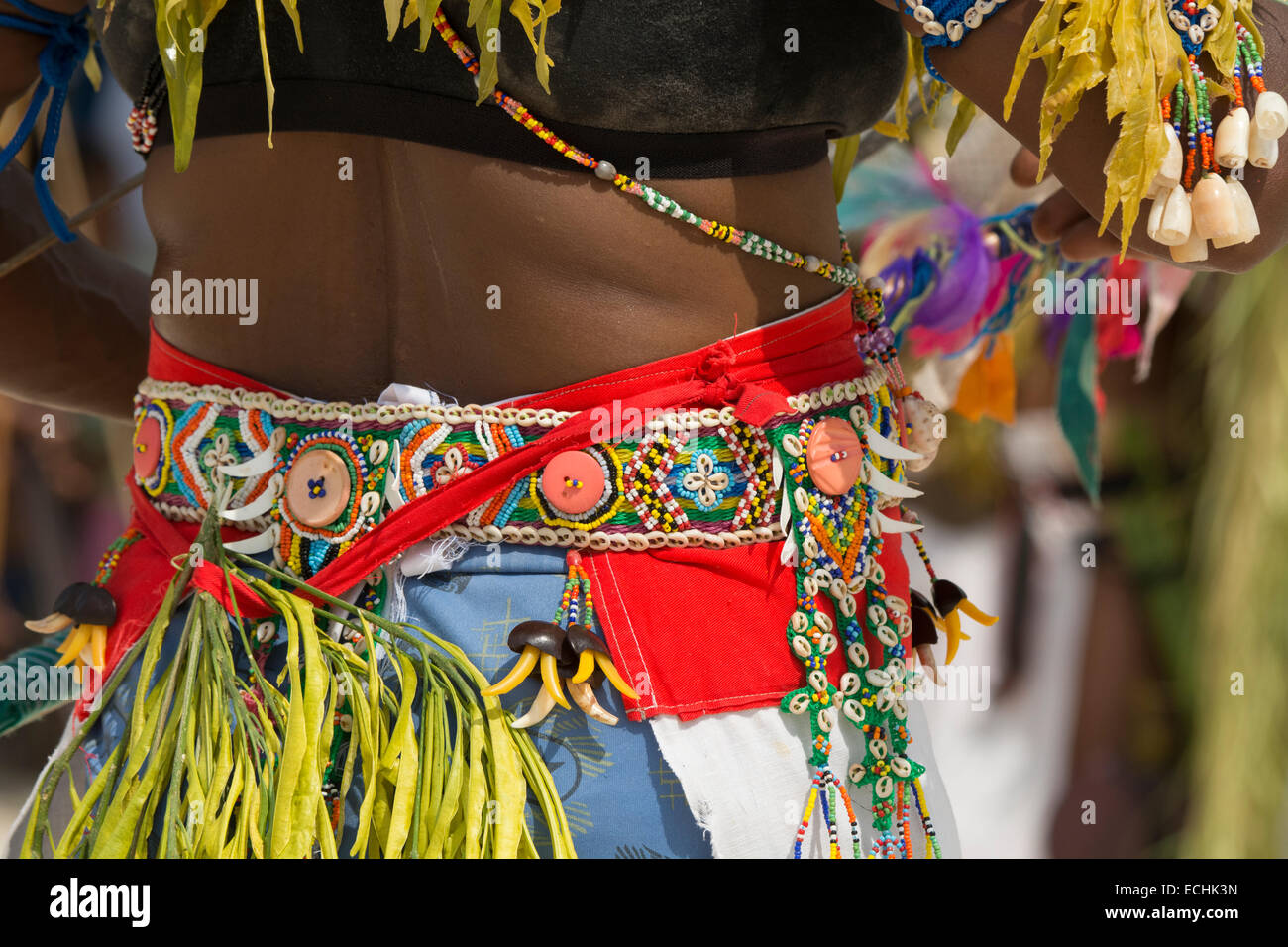 Melanesien, Papua Neu Guinea, kleine Insel von Ali. Dorfbewohner in traditioneller Kleidung Durchführung willkommen Tanz und Sing-Sing. Stockfoto