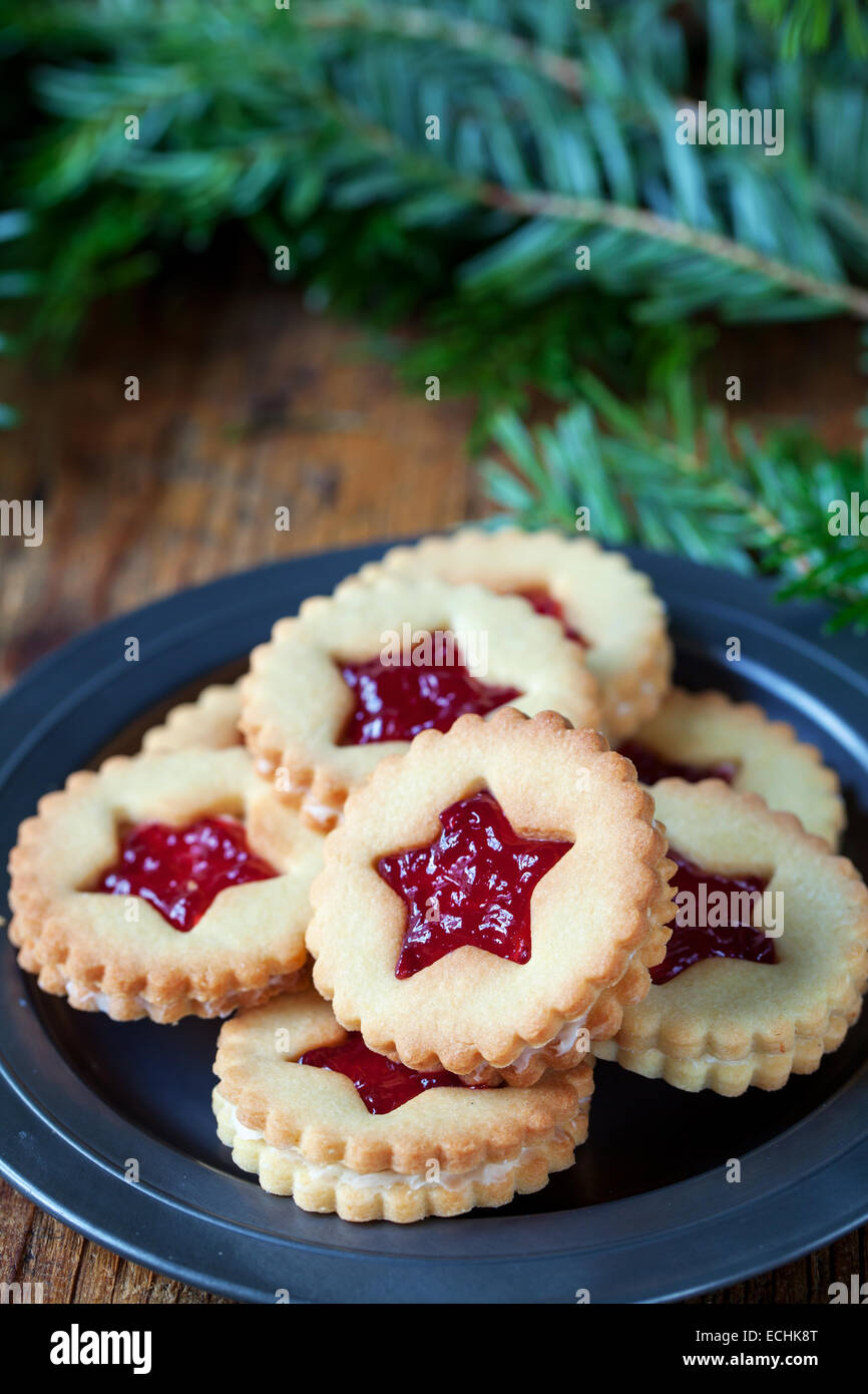 Marmelade, gefüllte Kekse in Weihnachten Einstellung Stockfoto