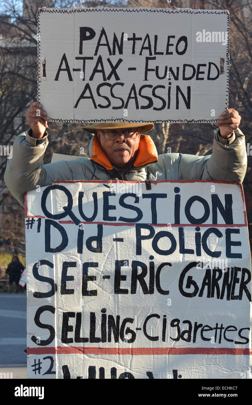 New York City, USA. 13. Dezember 2014. John Thompson trägt ein Schild im Washington Square Park vor dem Start von Millionen März in New York City, Samstag, 13. Dezember 2014.  Bildnachweis: Shoun Hill/Alamy Live-Nachrichten Stockfoto