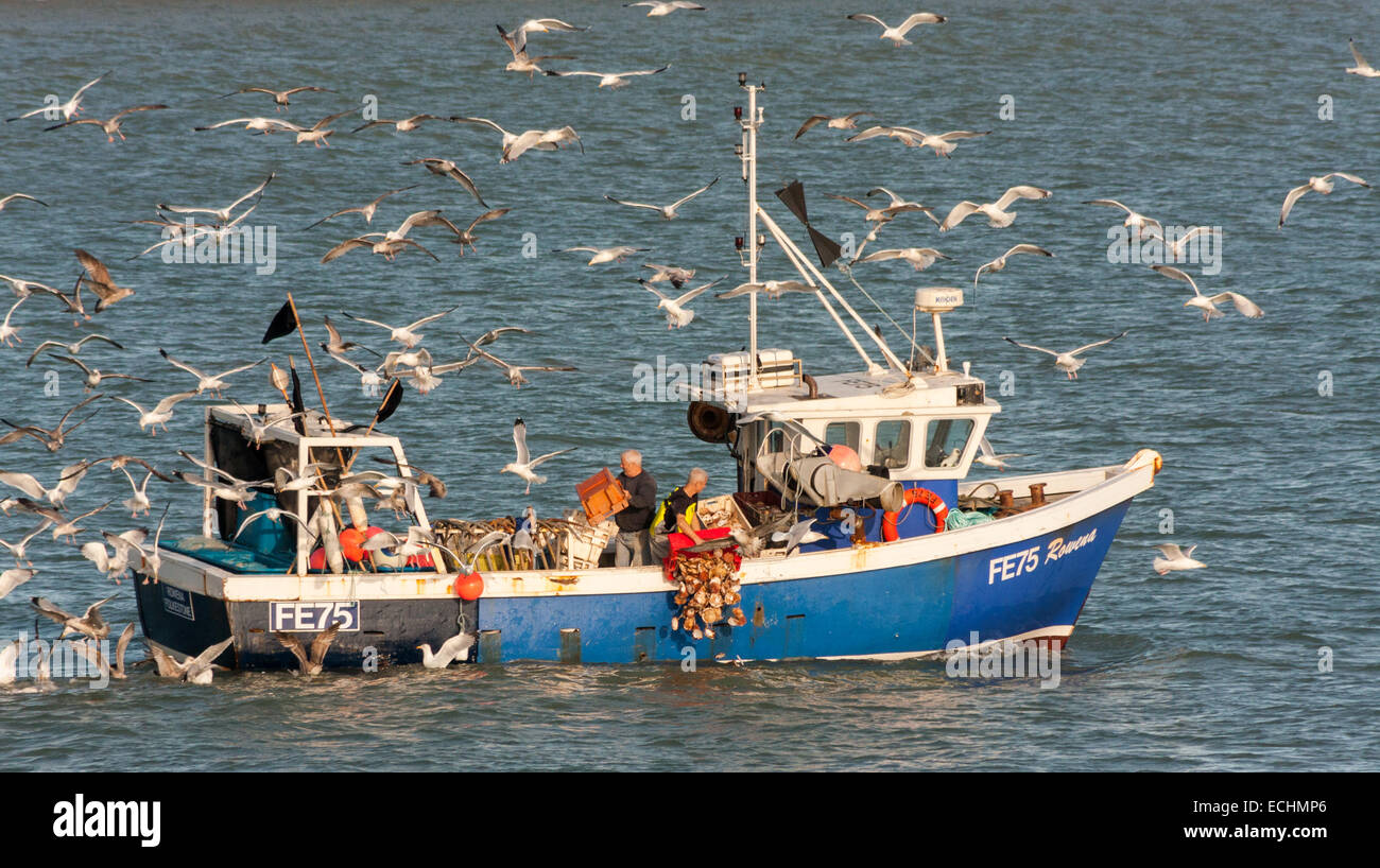 Trawler Männer aus Folkestone harbour Stockfoto