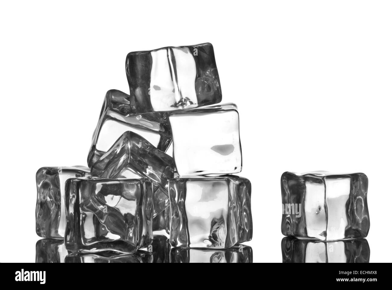 Eiswürfel mit Wasser Tropfen isoliert auf weiss Stockfoto