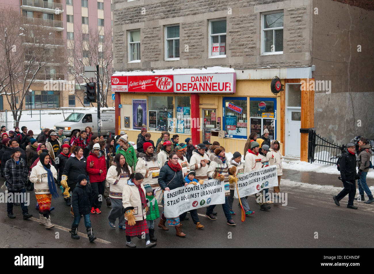 Montreal, Kanada. 15. Dezember 2014. Native Cree Wanderer gegen Uran Entwicklung in ihrer Region kommen in der Stadt von Montreal nach eine 850 km Spaziergang im kalten Wintertemperaturen. Die Gruppe links befindet sich die Cree-Gemeinschaft von Mistissini in James Bay am 23. November 2014. Mit diesem Marsch der Cree Jugend sind entschlossen, die zeigen, dass sie gegen jede Uran-Entwicklung auf ihrem riesigen Land von 350 000 km Credit sind: Megapress/Alamy Live News Stockfoto