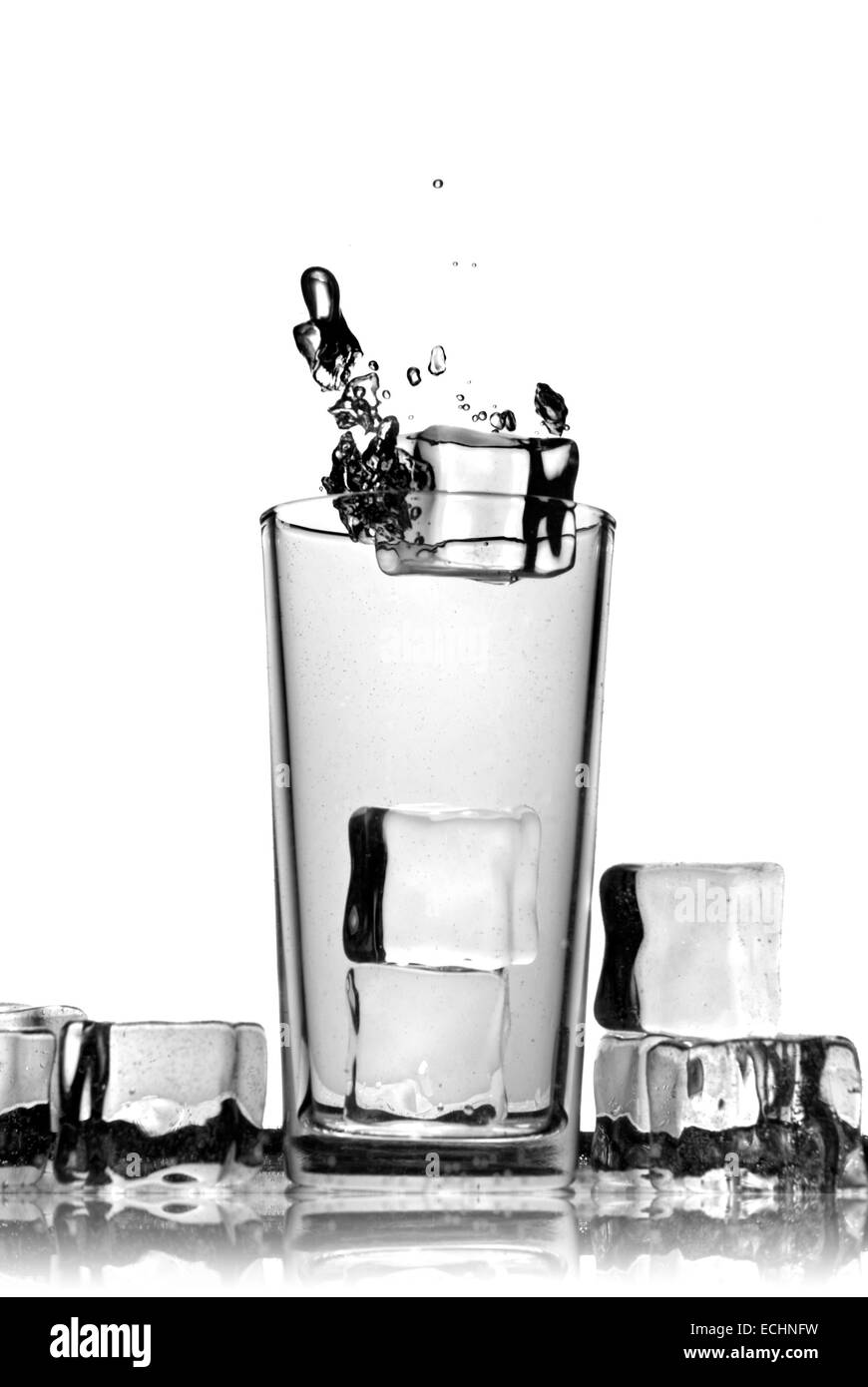 Eiswürfel fiel in Glas mit Luftblasen, die isoliert auf weiss Stockfoto