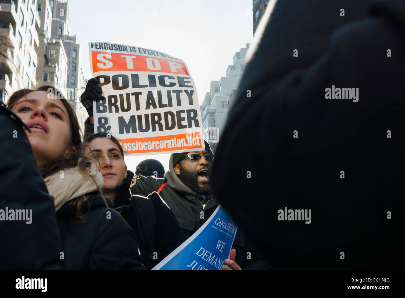 Ansicht der Teilnehmer in Millionen März NYC Protest gegen Rassismus und Polizei Brutalität. New York City, NY. USA.  13. Dezember 2014. Stockfoto