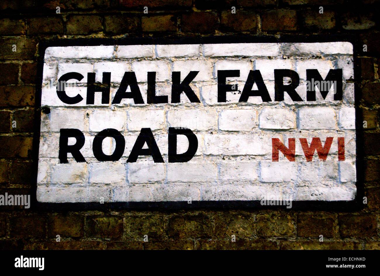 Straßenschild an der Chalk Farm Road in London, England Stockfoto