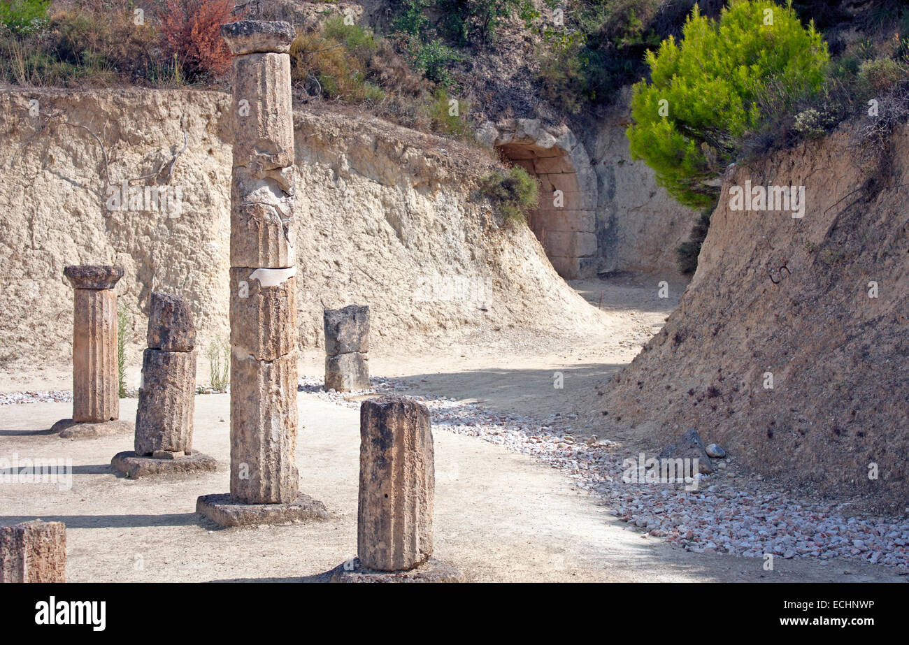 Spalten sind von den Apodyterion, wo Wettbewerber für ihre Rennen im Stadion vorbereitet, Nemea, antike Stockfoto