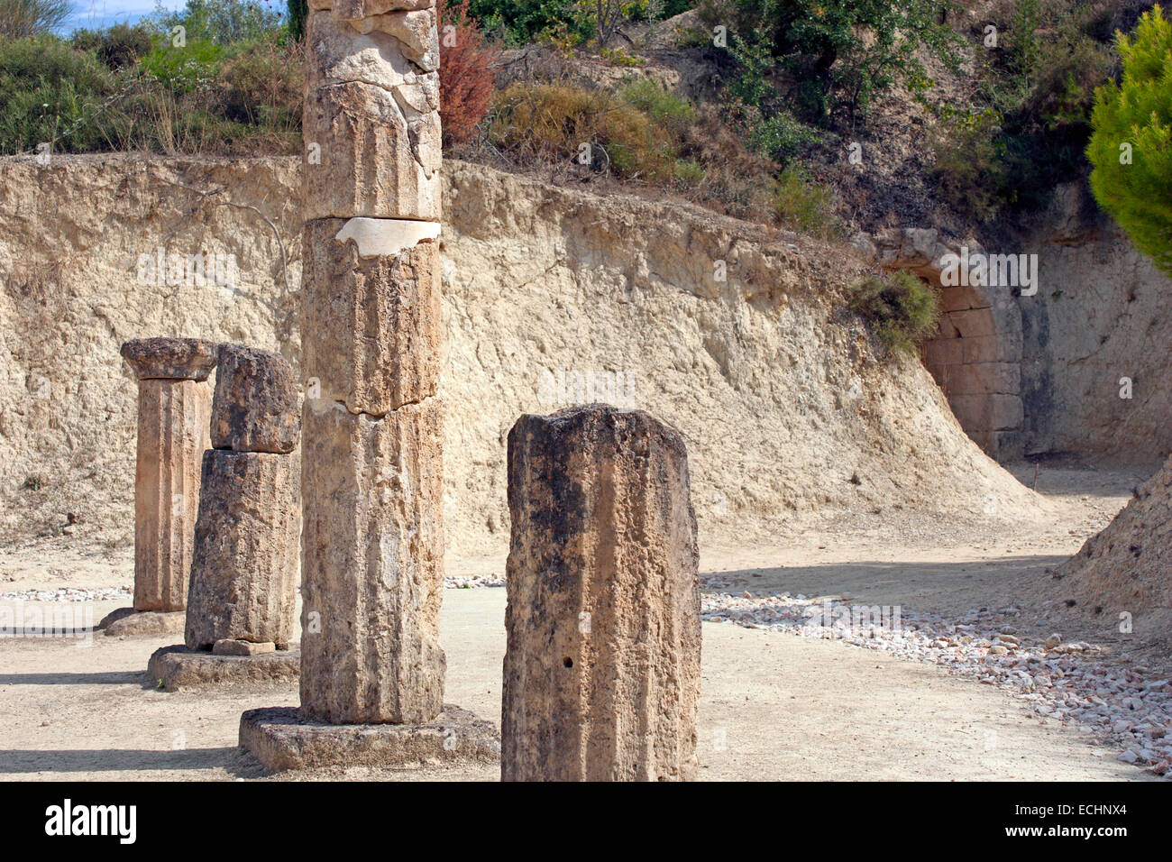Spalten sind von den Apodyterion, wo Wettbewerber für ihre Rennen im Stadion vorbereitet, Nemea, antike Stockfoto