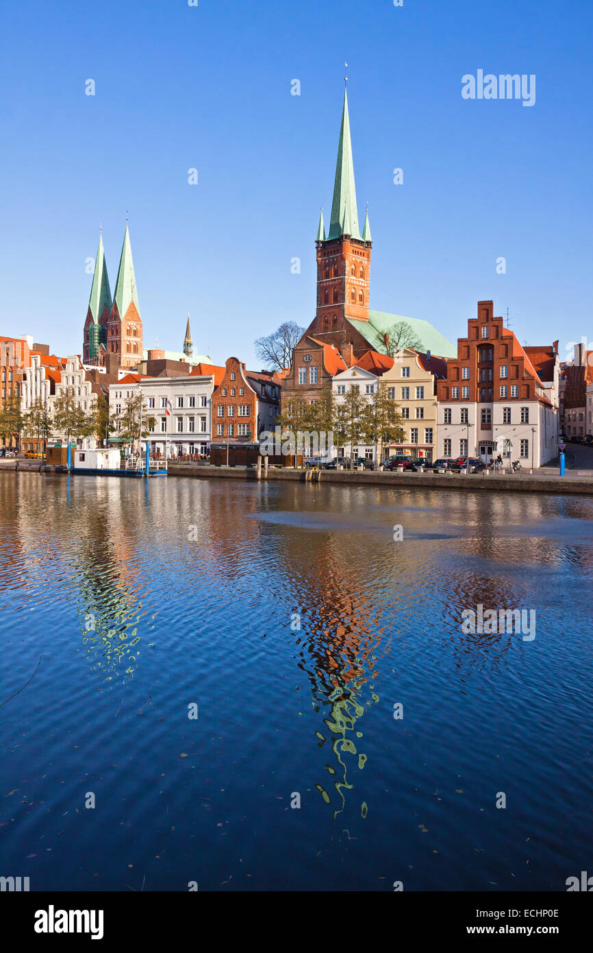 Skyline von Lübeck Altstadt mit Marienkirche spiegelt sich im Fluss Trave Stockfoto