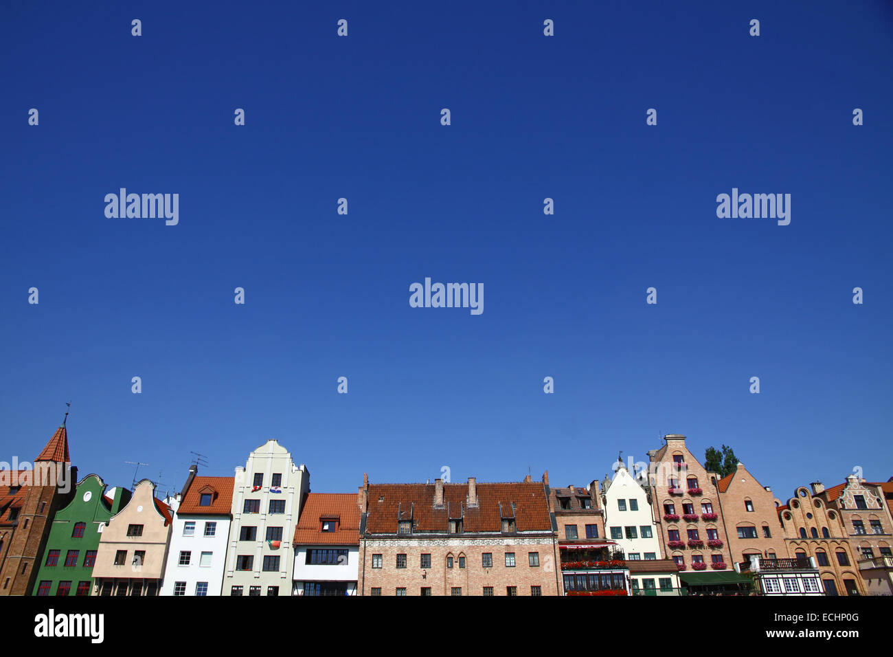 Bunte Altbauten mit blauem Himmelshintergrund in der Stadt Gdansk (Danzig), Polen Stockfoto